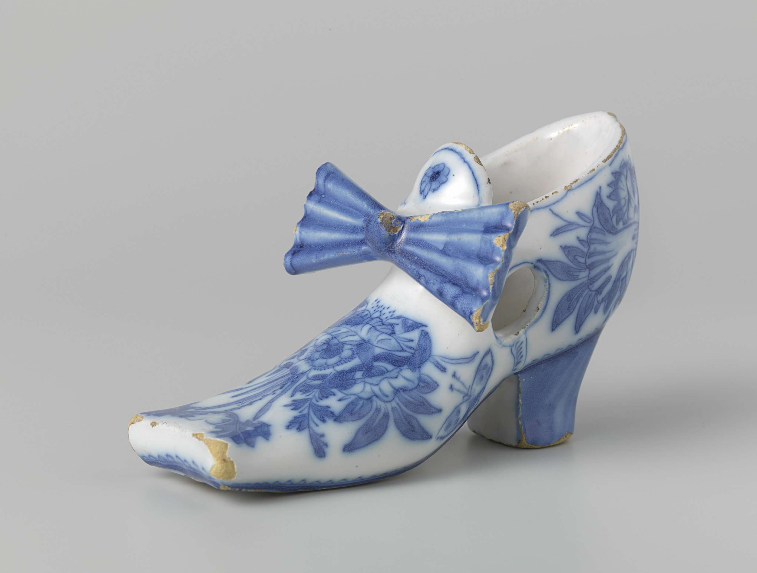 Earthenware shoe with a large bow, unknown artist, c. 1660-1675