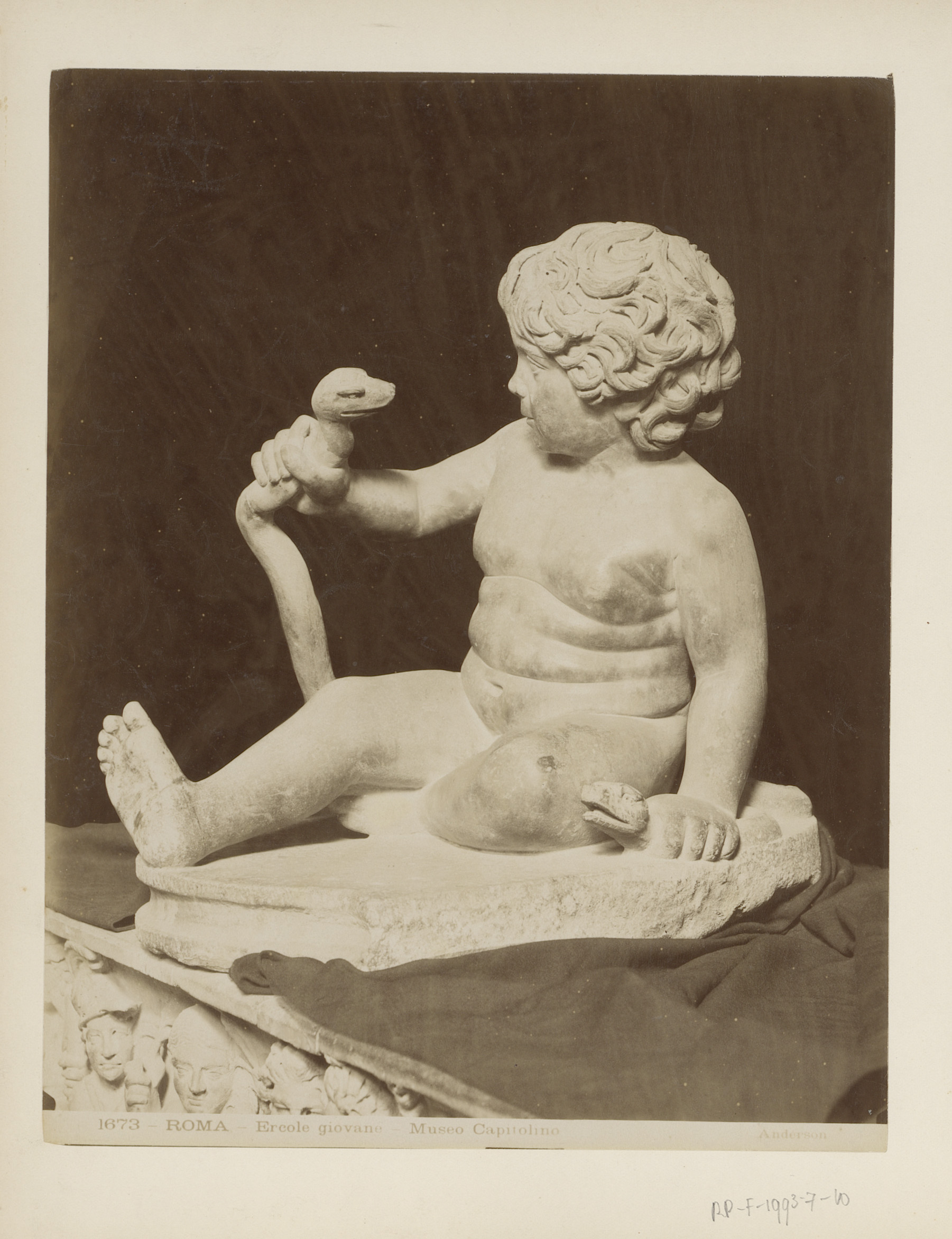 Sculptuur van Hercules als kind met slangen, in de Capitolijnse Musea te Rome, by James Anderson, public domain