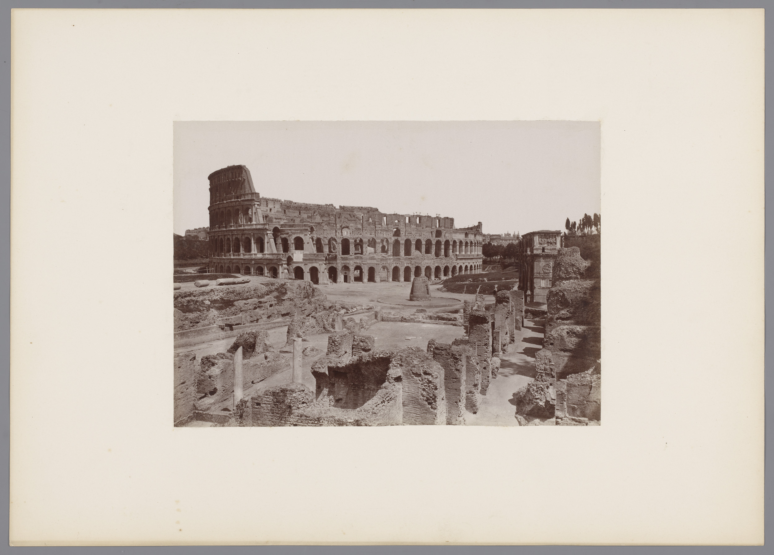 Gezicht op het Colosseum te Rome, Italië, by Giacomo Brogi, public domain