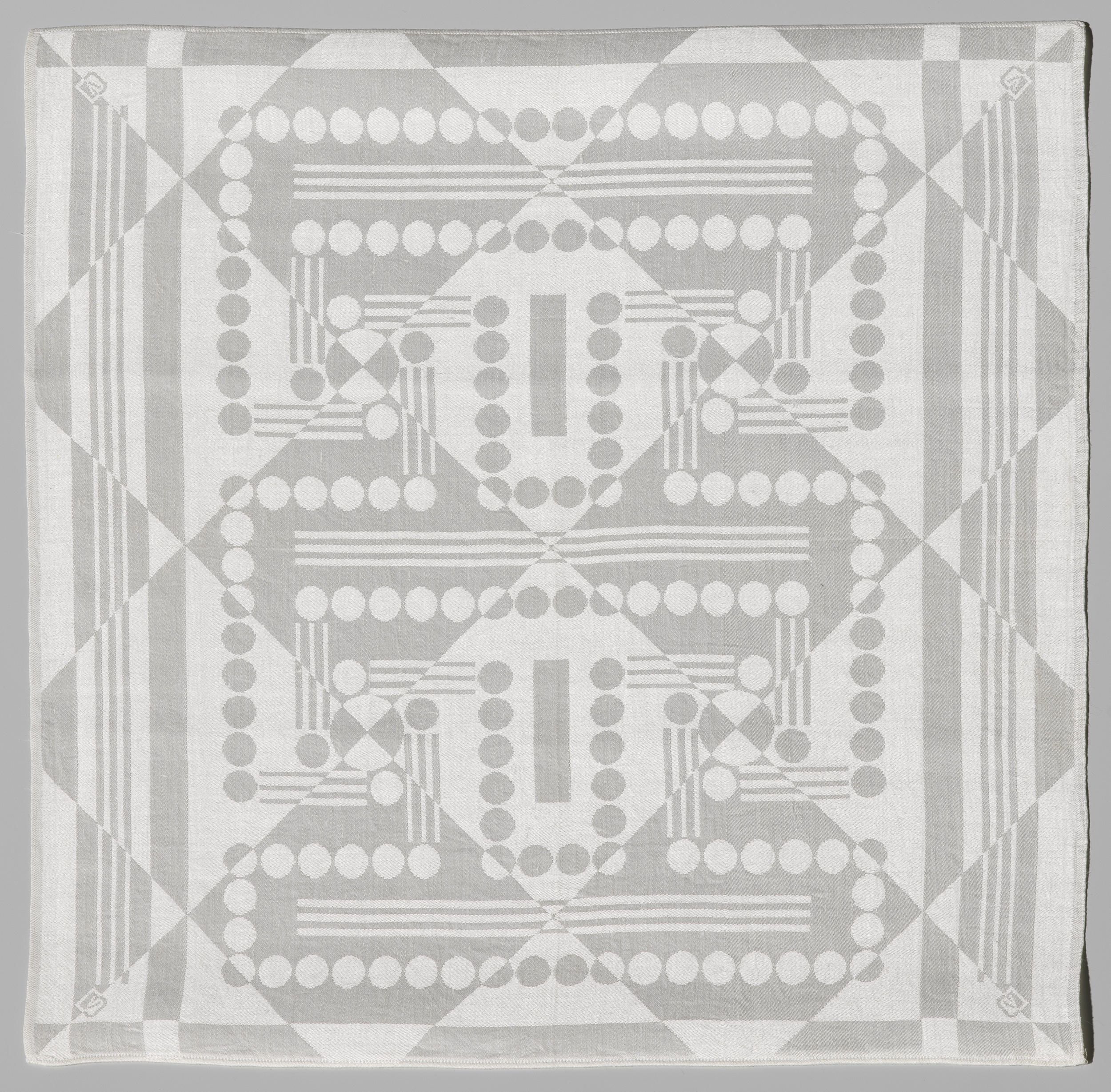 Vingerdoek van linnen met geometrisch dessin, by Chris Lebeau, public domain