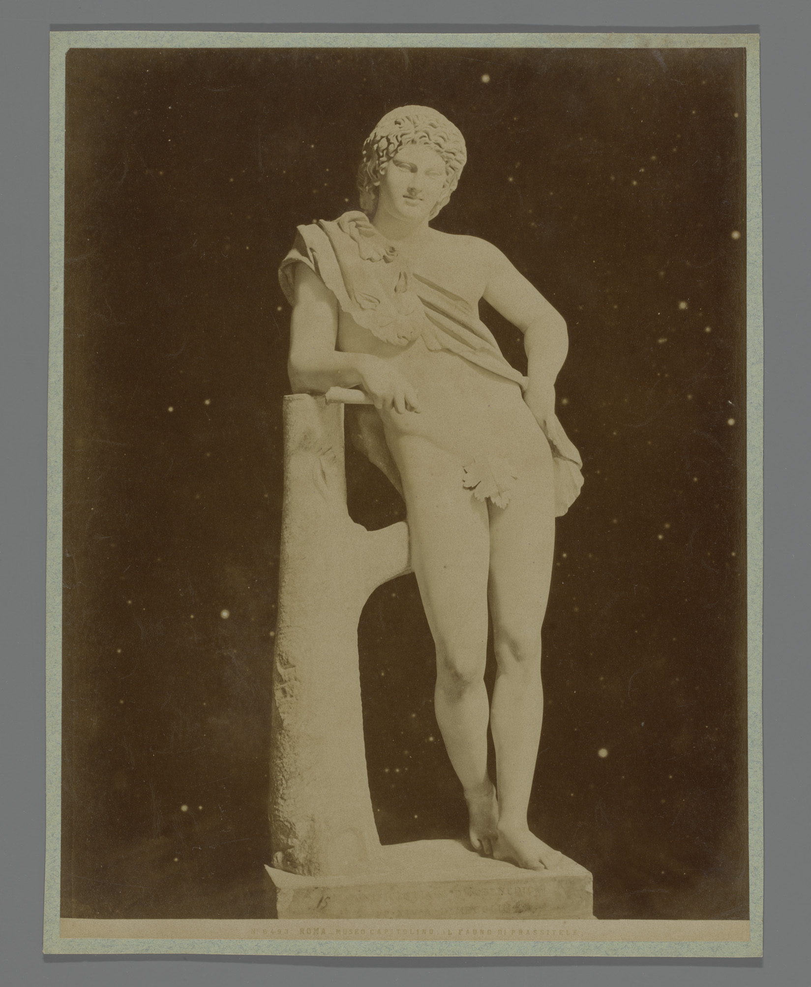 Sculptuur van de rustende satyr naar Praxiteles in de Capitolijnse Musea te Rome, Italië, by Fratelli Alinari, public domain