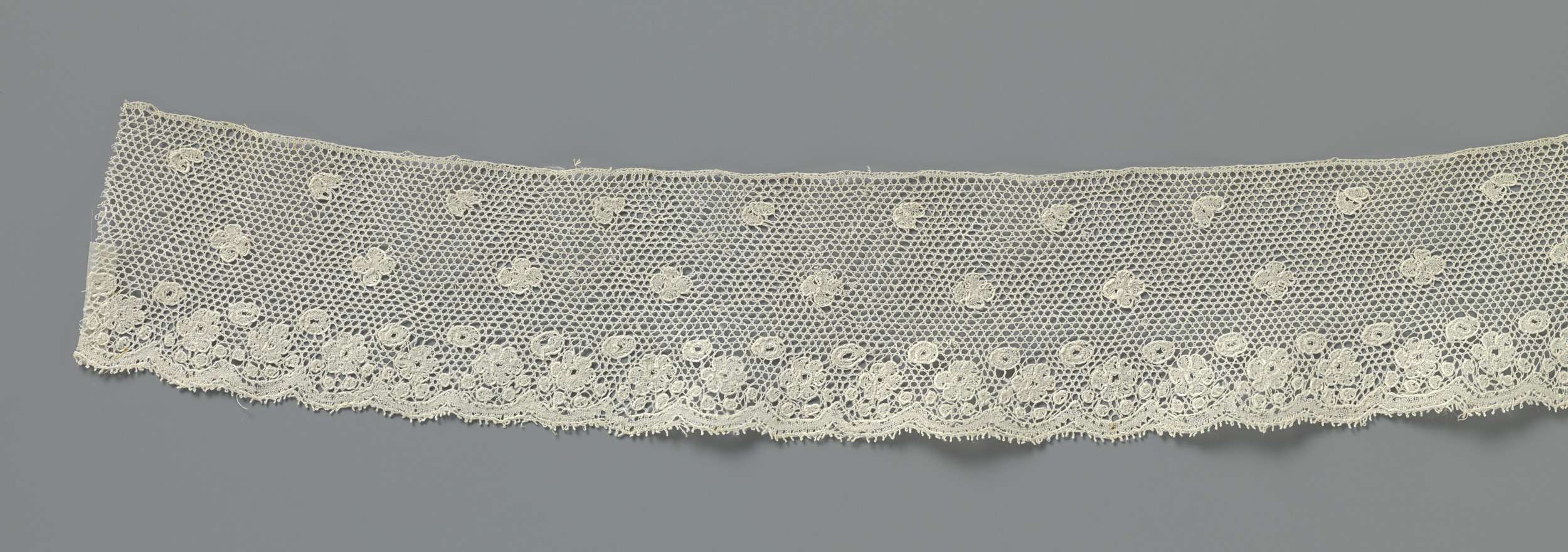 Intricate lacework of Strook kloskant met klavertjes vier en rozetrand by Unknown Artist, made of lace.