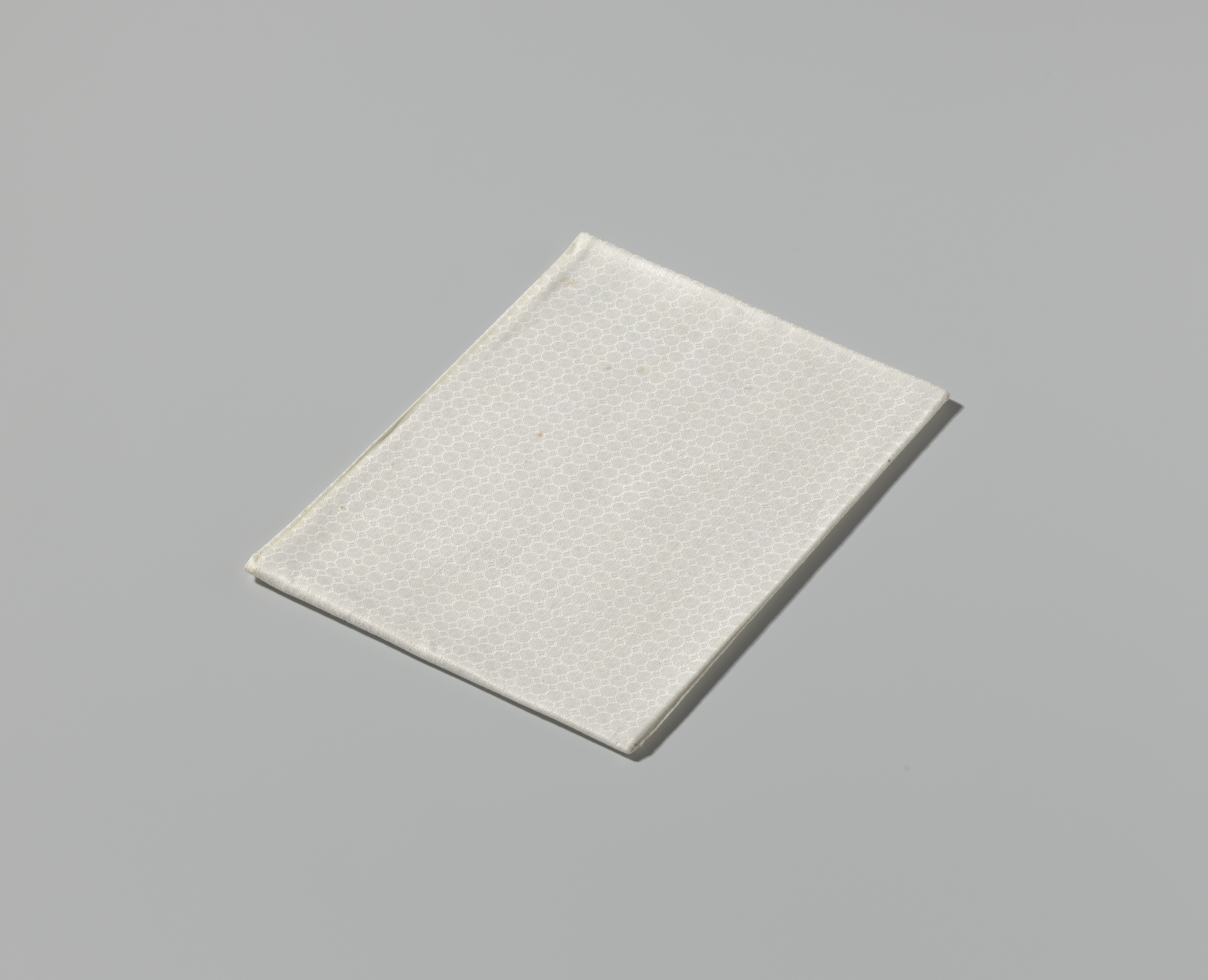 Servet van wit linnen, linen artwork by an unknown artist depicting delicate fabric textures.