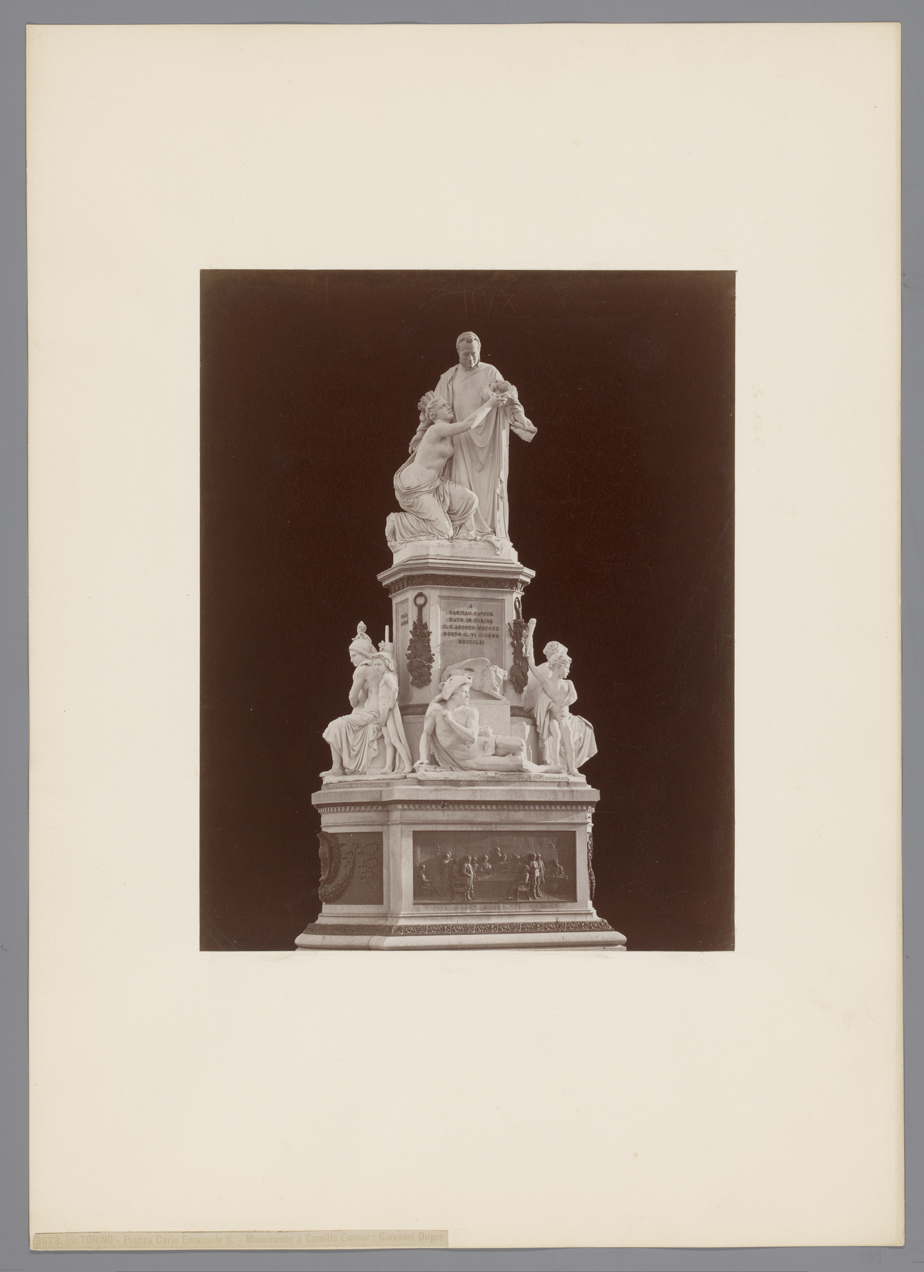 Monument voor Camillo Cavour op het Piazza Carlo Emanuele II te Turijn, Italië, by Giacomo Brogi, public domain