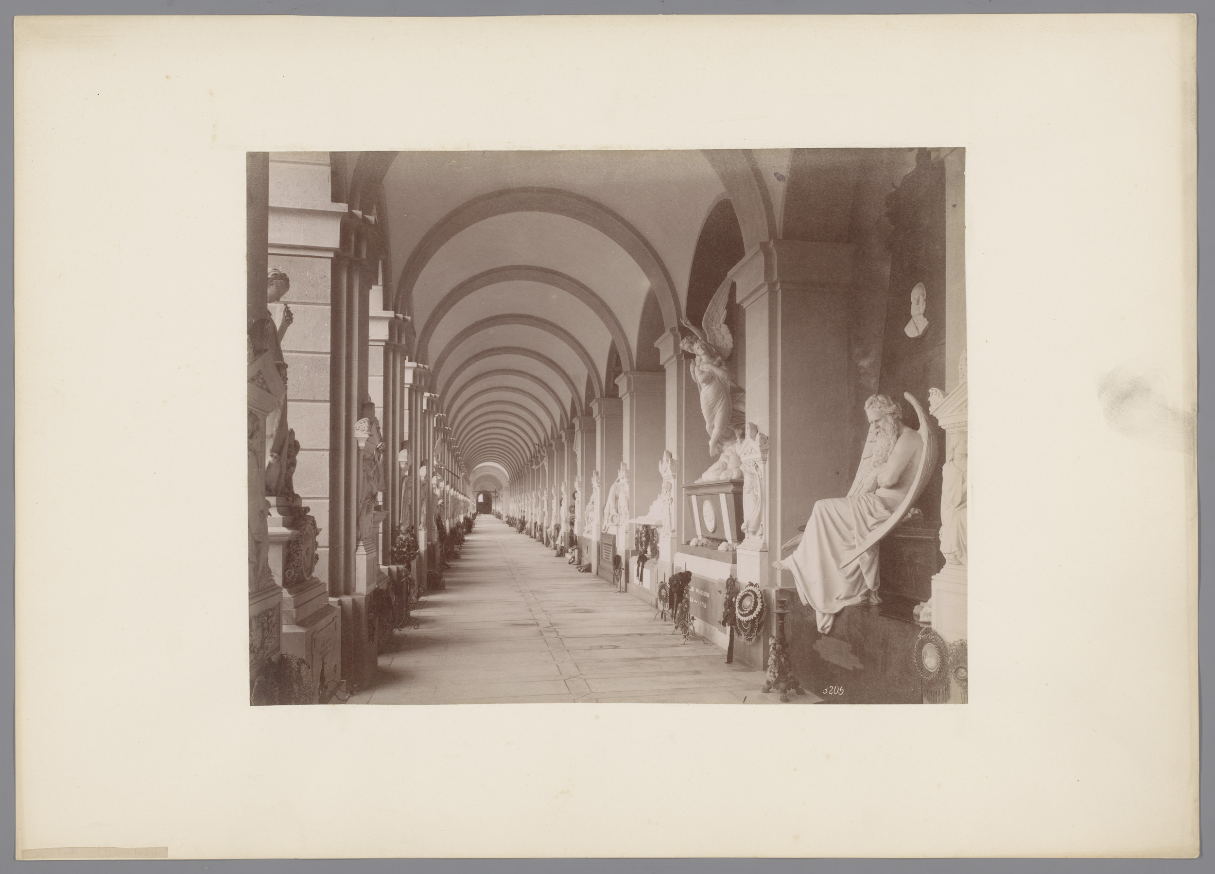 Galerij in het Camposanto te Genua, Italië by Alfredo Noack, albumen print depicting arches and golden light