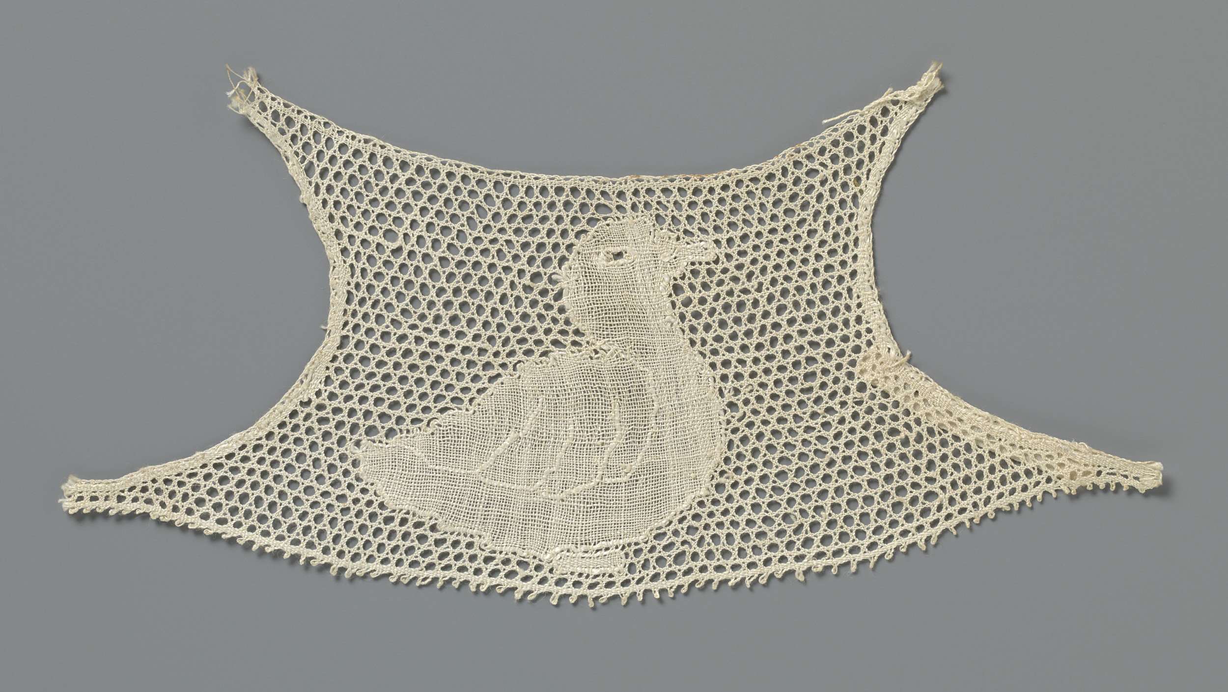 Halve kaarsenkap van kloskant met zittende eend, by anoniem, public domain