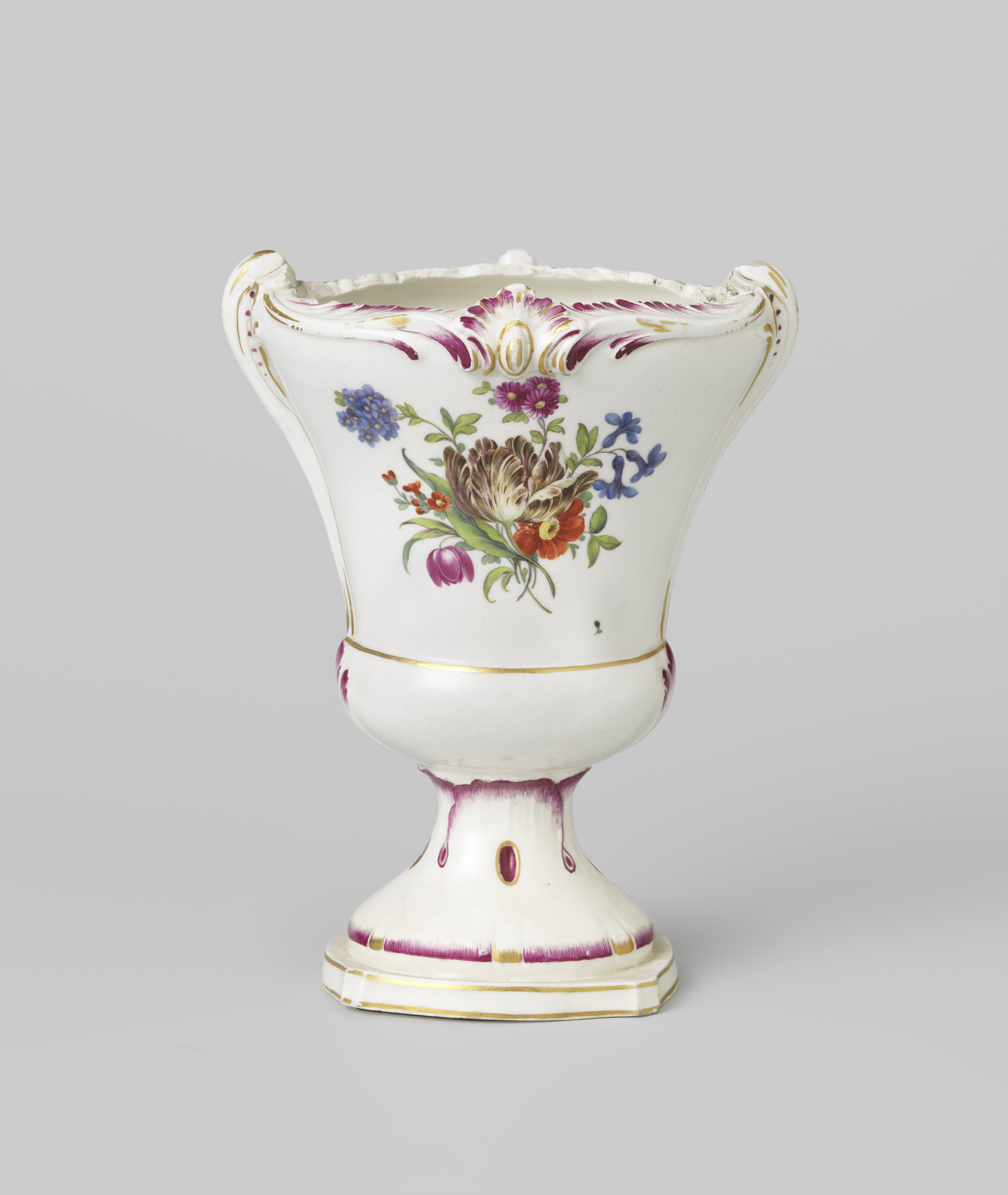 Porcelain vase by Manufacture Oud-Loosdrecht featuring floral motifs in blue and gold