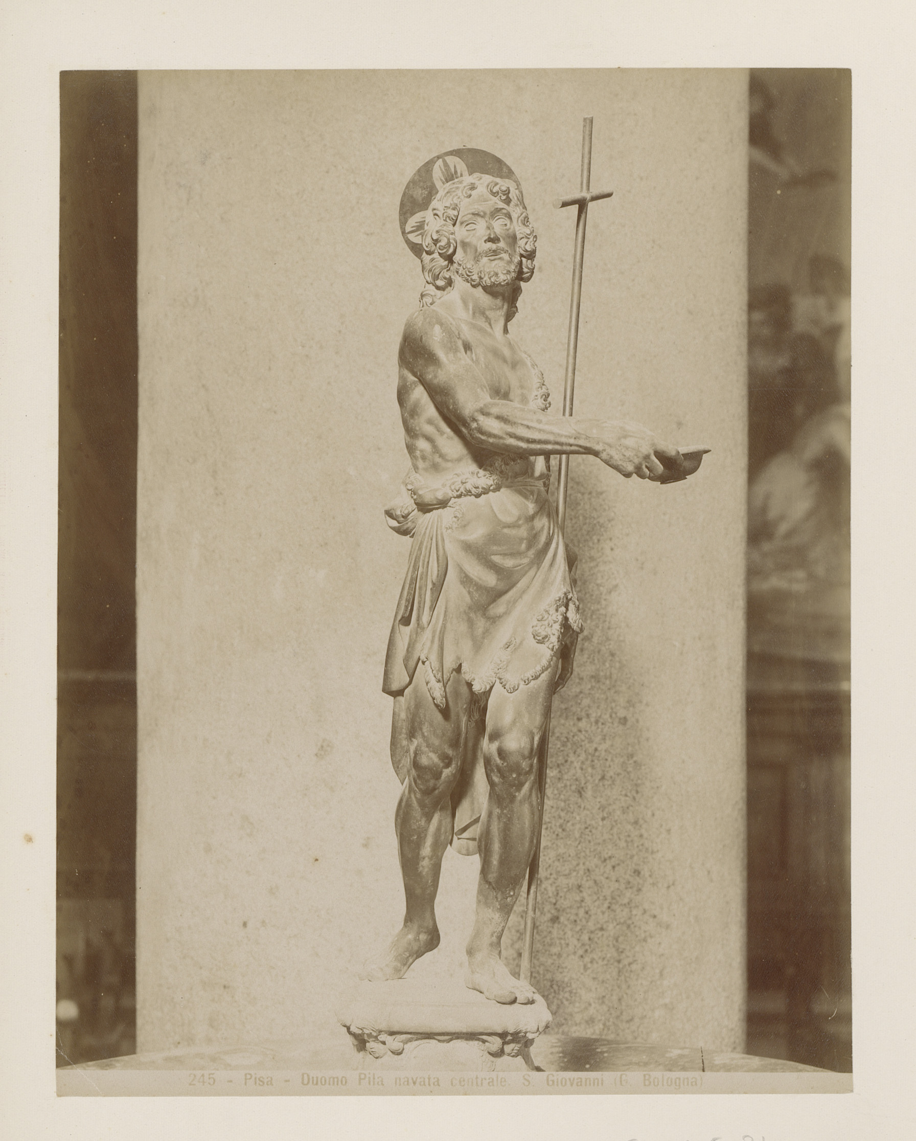 Sculptuur van Johannes de Doper door Giambologna op een wijwaterbak in de Dom van Pisa, Italië, by Giacomo Brogi, public domain