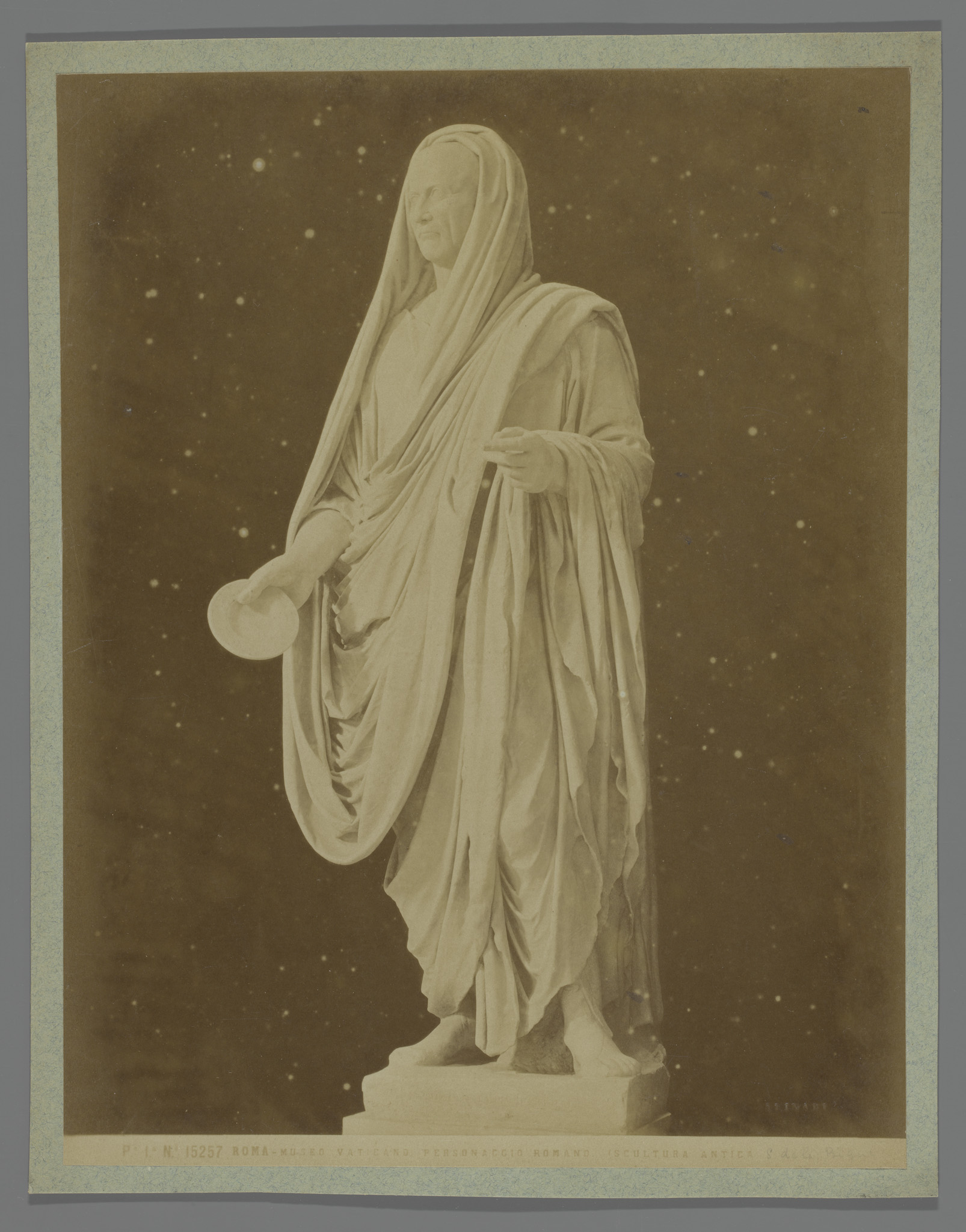 Sculptuur van Romeinse figuur in de Vaticaanse Musea, Italië, by Fratelli Alinari, public domain