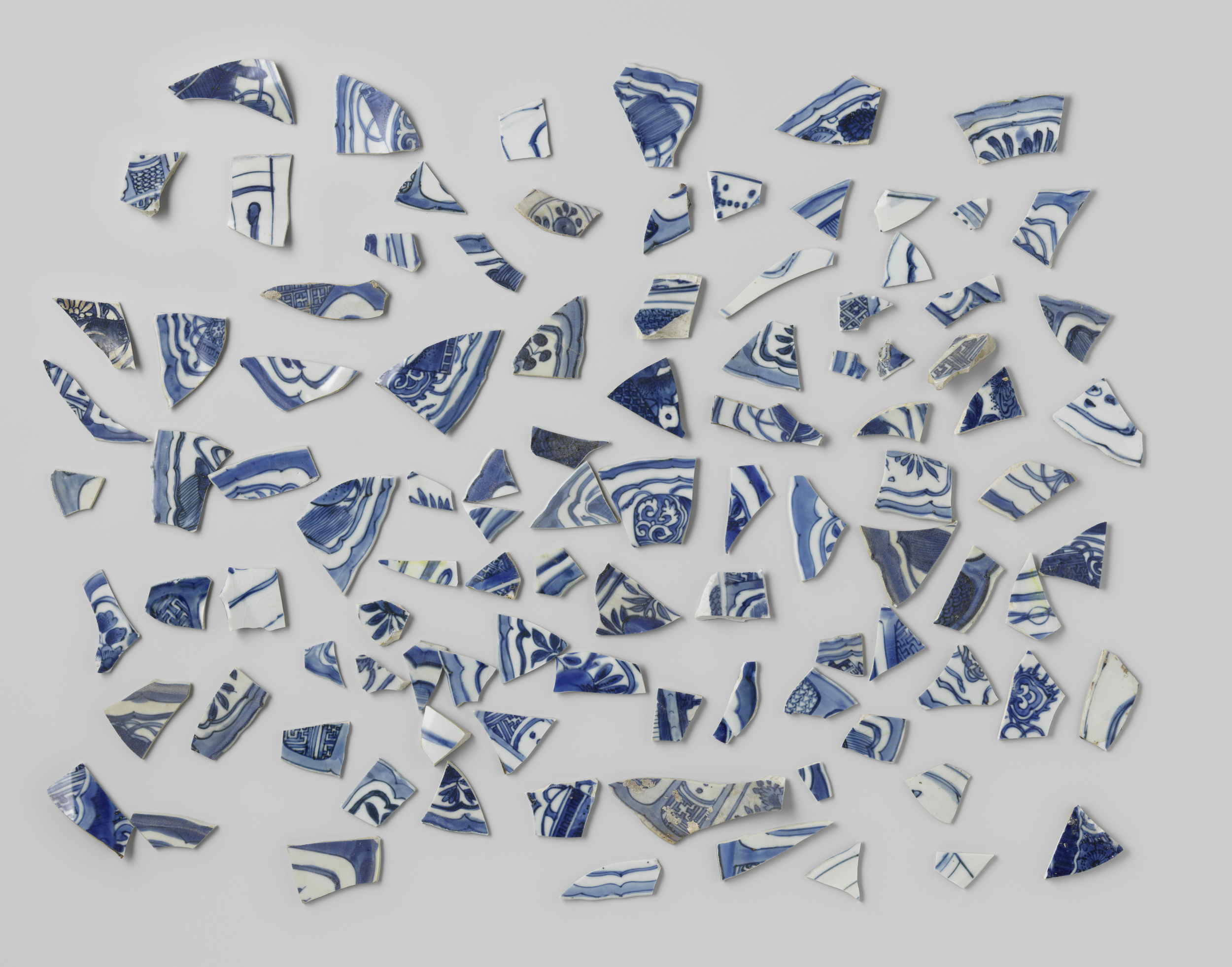 Shards of porcelain from V.O.C. ship 'Witte Leeuw', bone medium, Unknown Artist