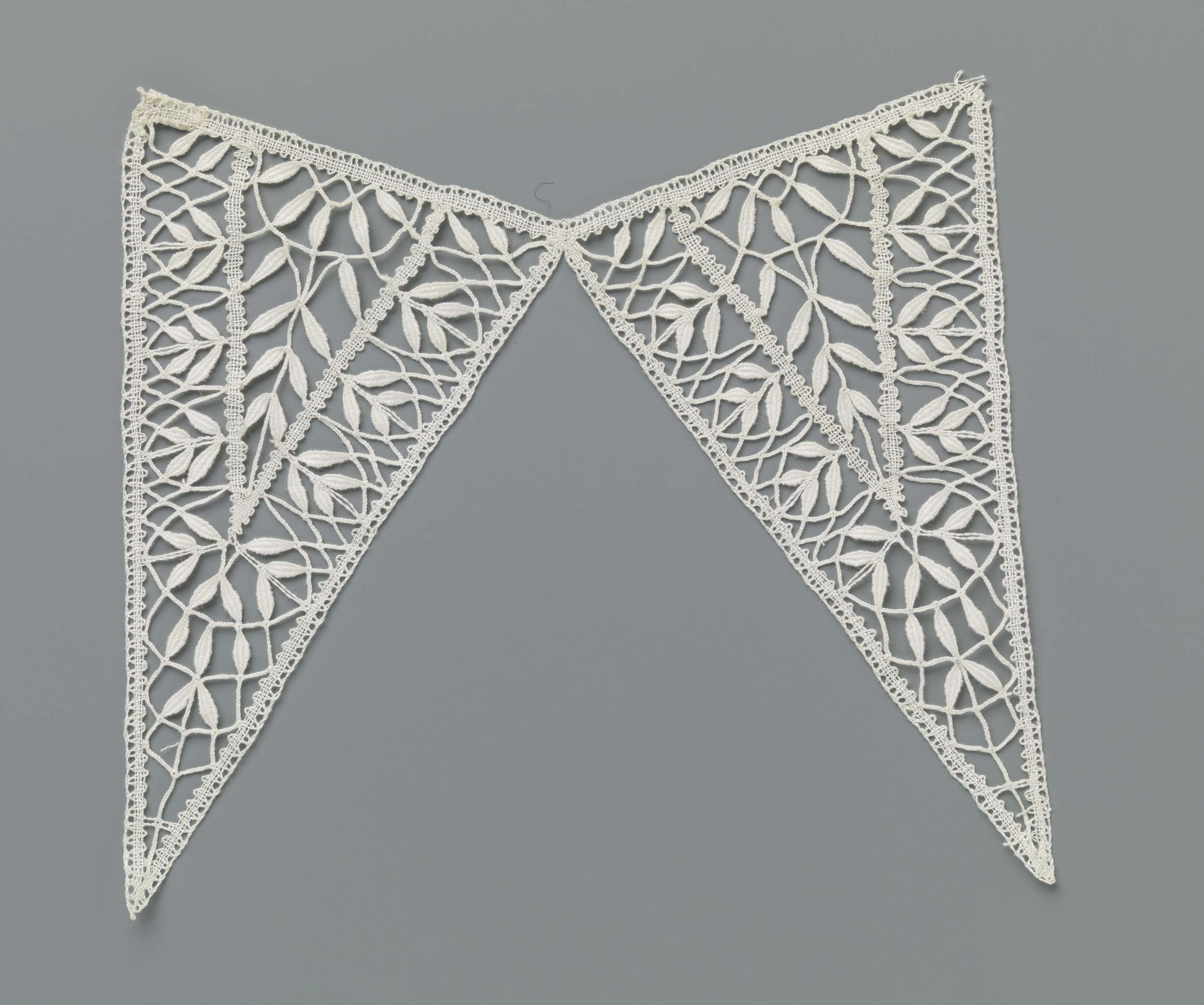 Lace work featuring spitse blaadjes by Unknown Artist