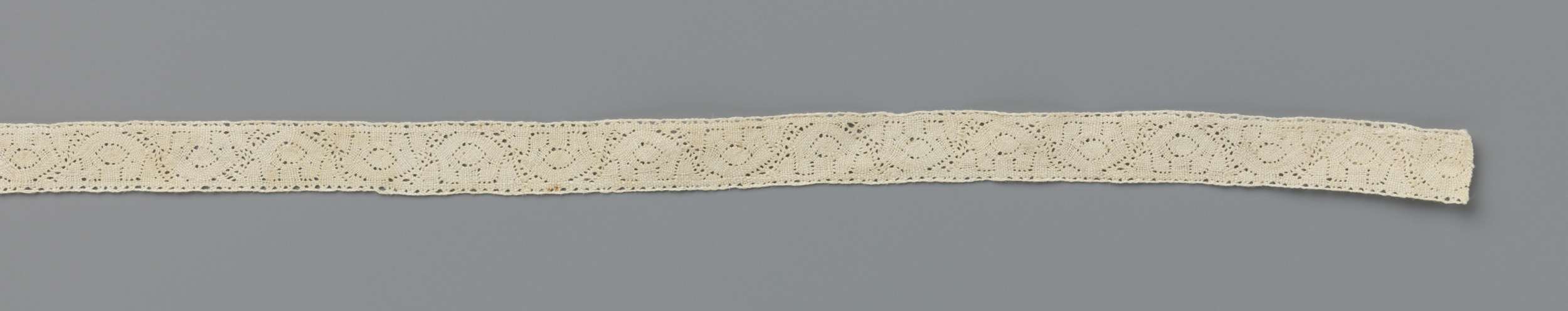 Lace work featuring u-shaped motif by Unknown Artist