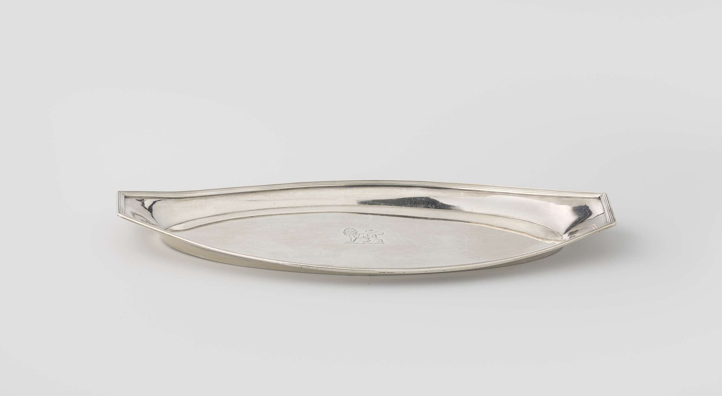 Schaal, schuitvormig, met filetrand by Fa. Diemont, silver decorative art piece