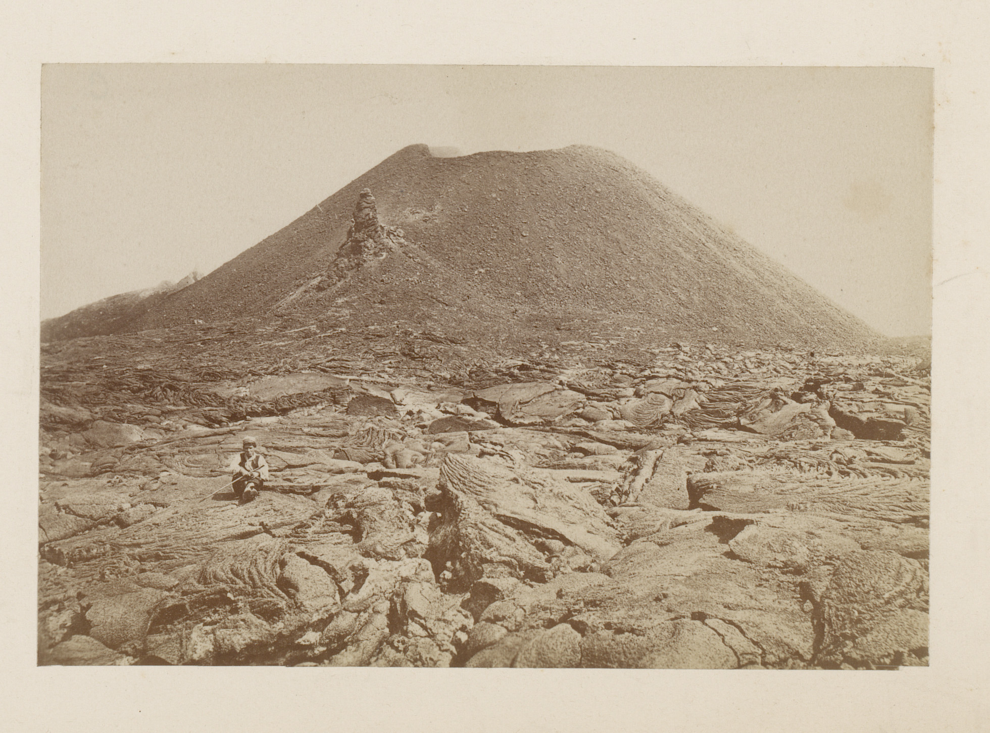 Gezicht op de krater van de Vesuvius, Italië, by Giacomo Brogi, public domain