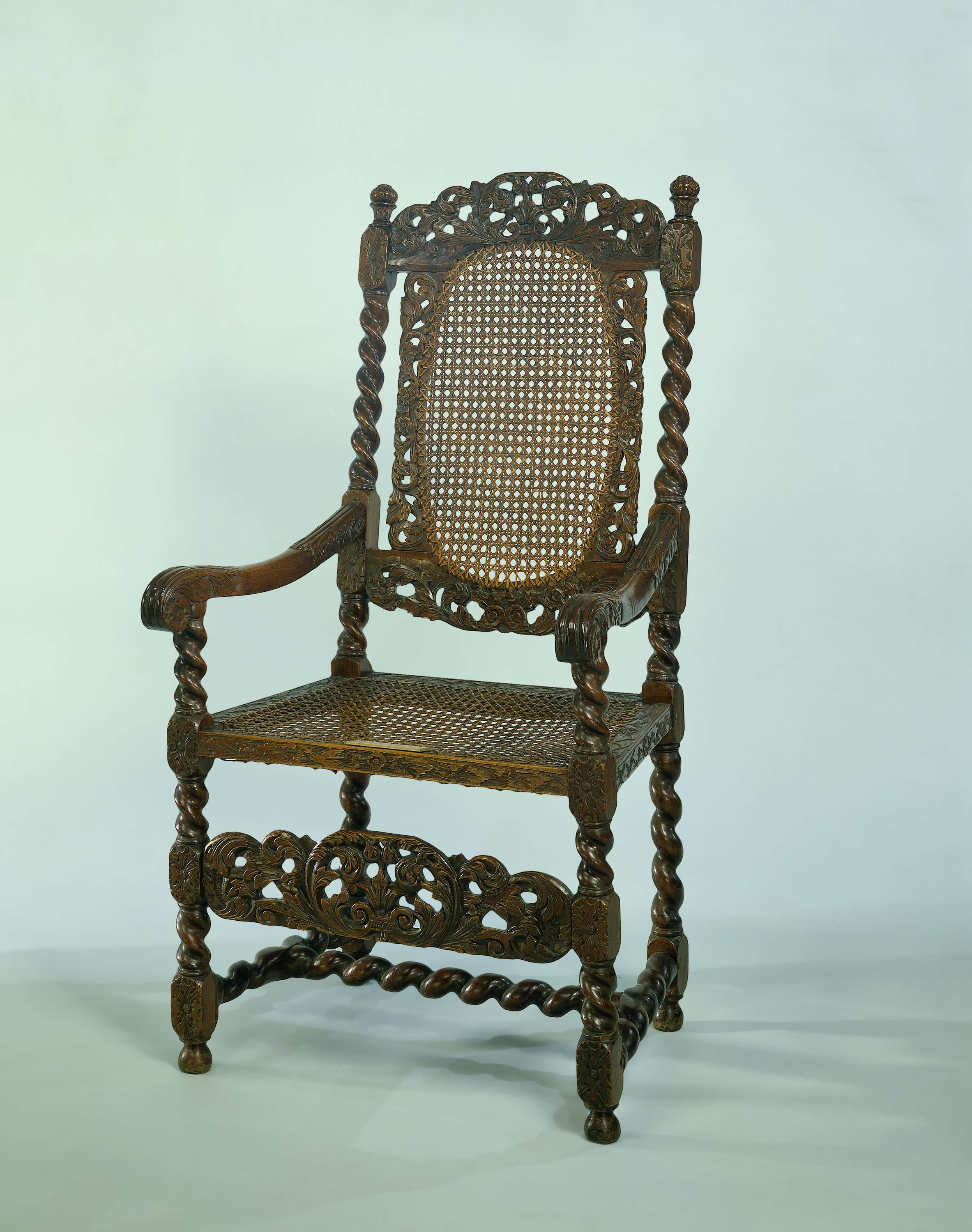 Armstoel waarvan de geslingerde rugstijlen worden bekroond door gedraaide vazen, by Unknown Artist, public domain