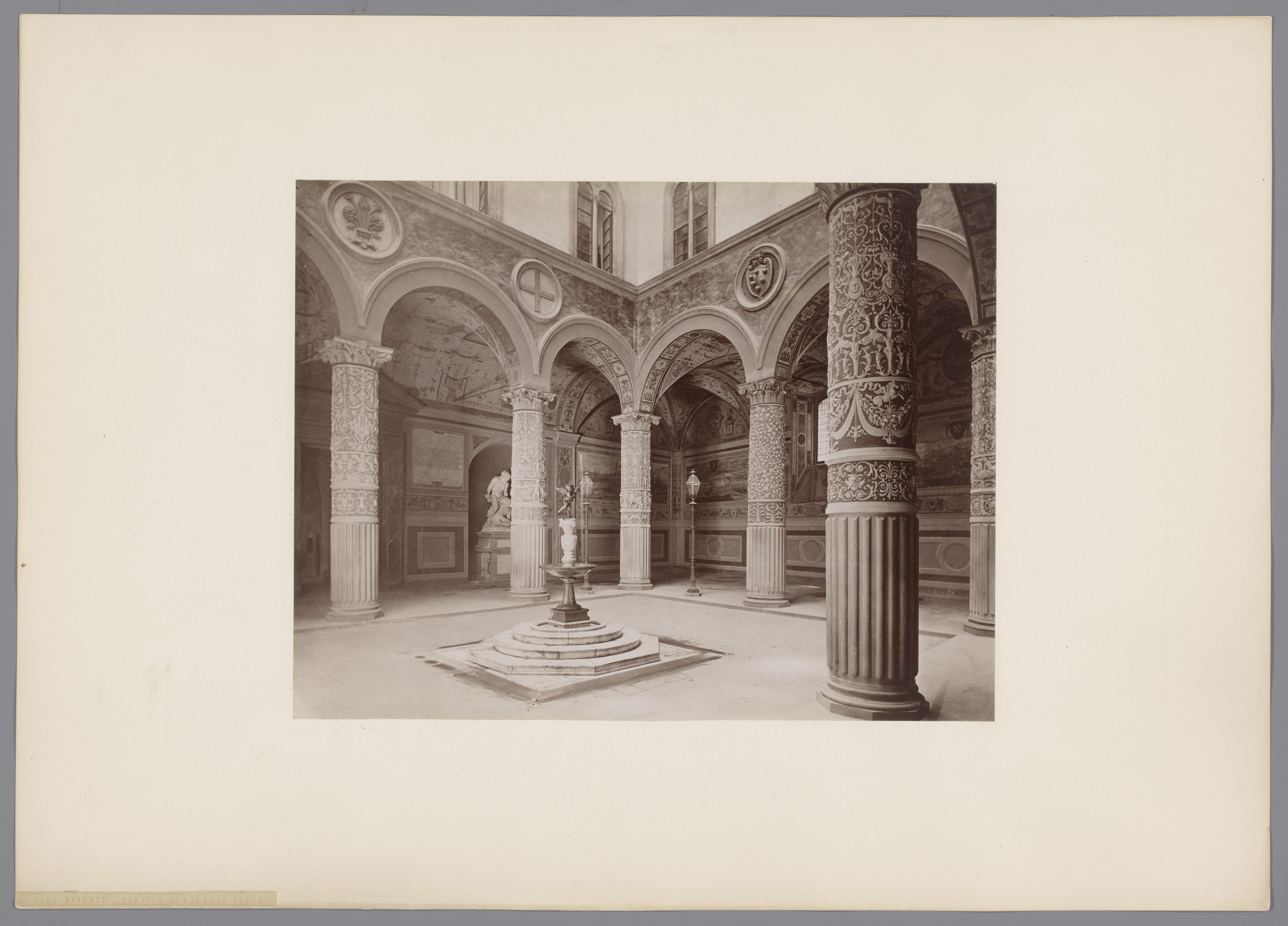 Binnenplaats van het Palazzo Vecchio te Florence, Italië, by Fratelli Alinari, public domain