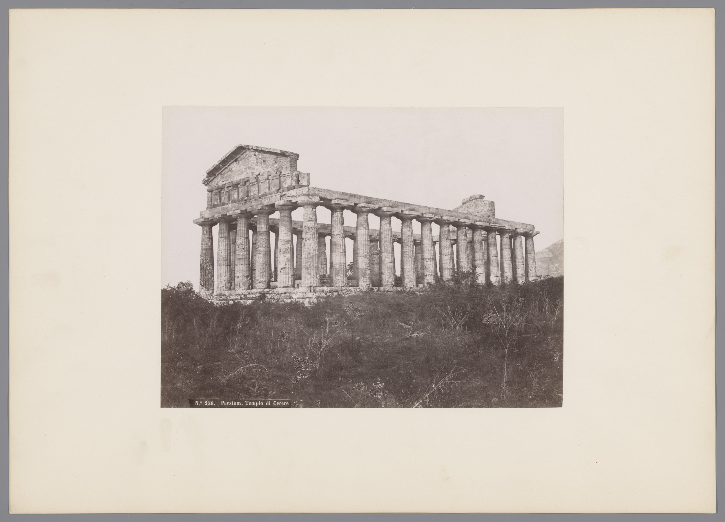 Tempel van Athena in Paestum by Roberto Rive, albumen print showing ancient columns against the sky.