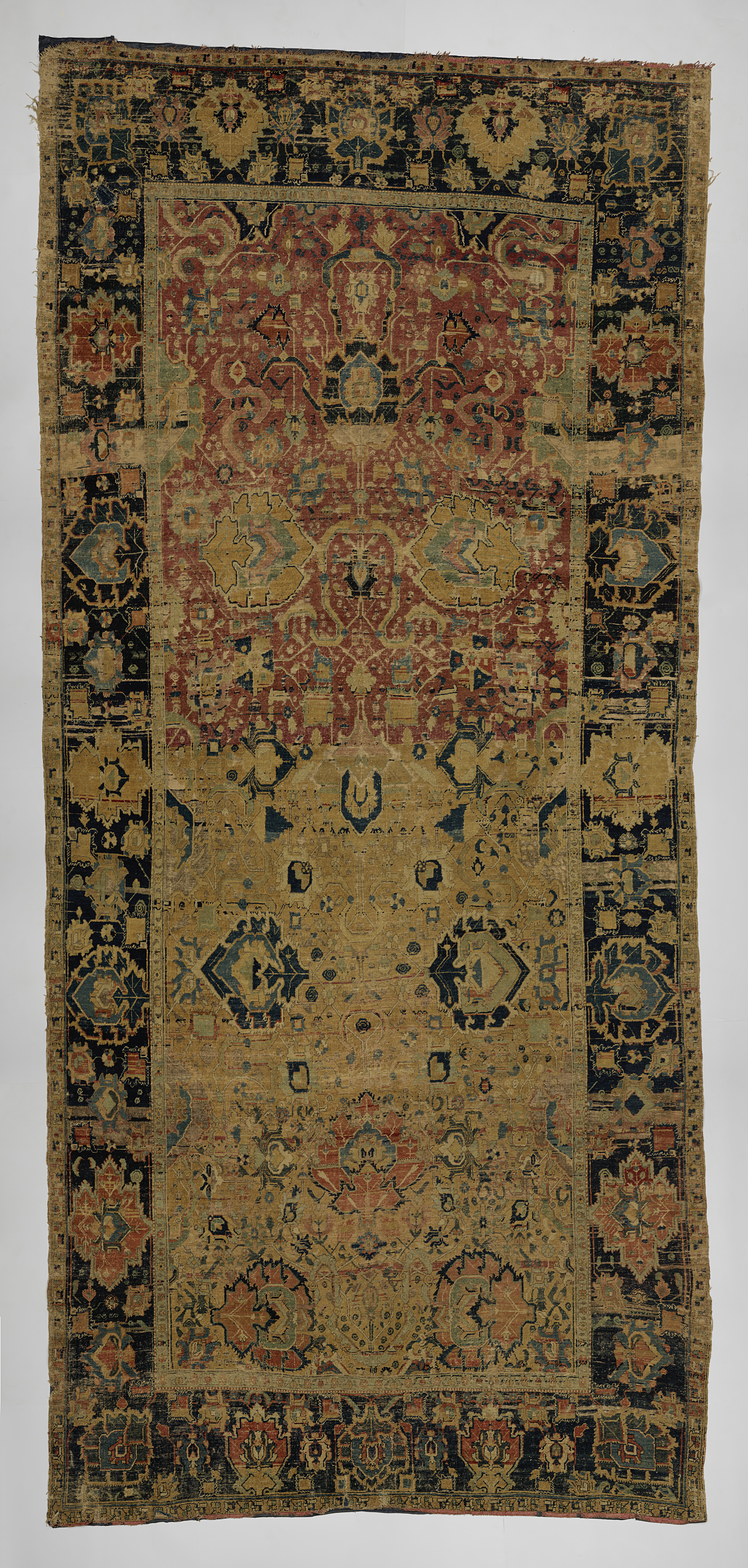 Oosters tapijt, a textile featuring floral motifs, crafted with Senneh knot.
