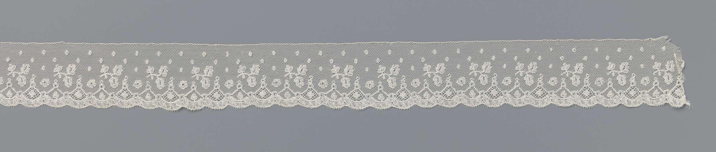 Delicate lacework titled Strook kloskant met 'oorbelletjes' by Unknown Artist