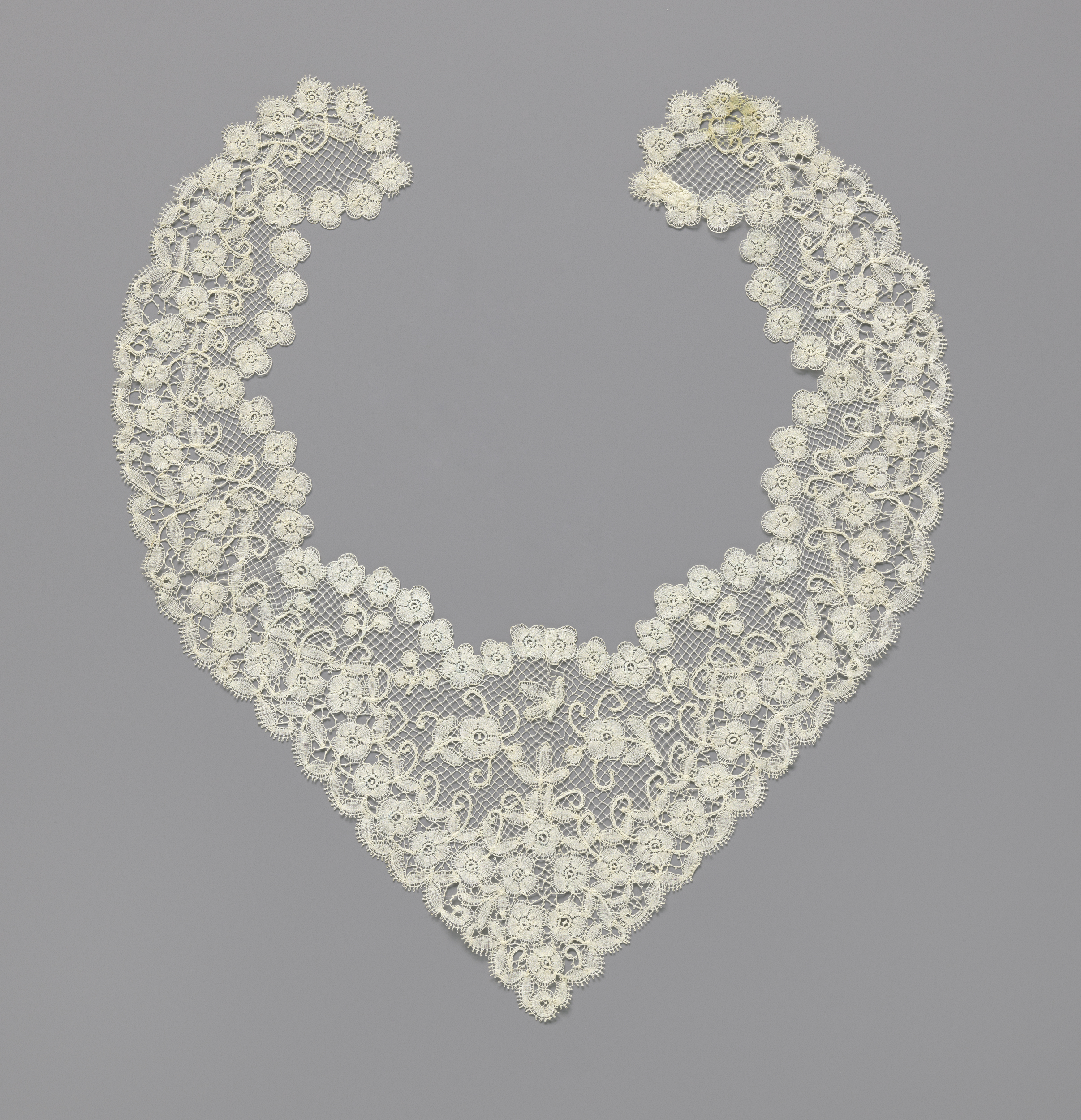Lace textile titled Modestie van kloskant met boterbloempjes by Unknown Artist