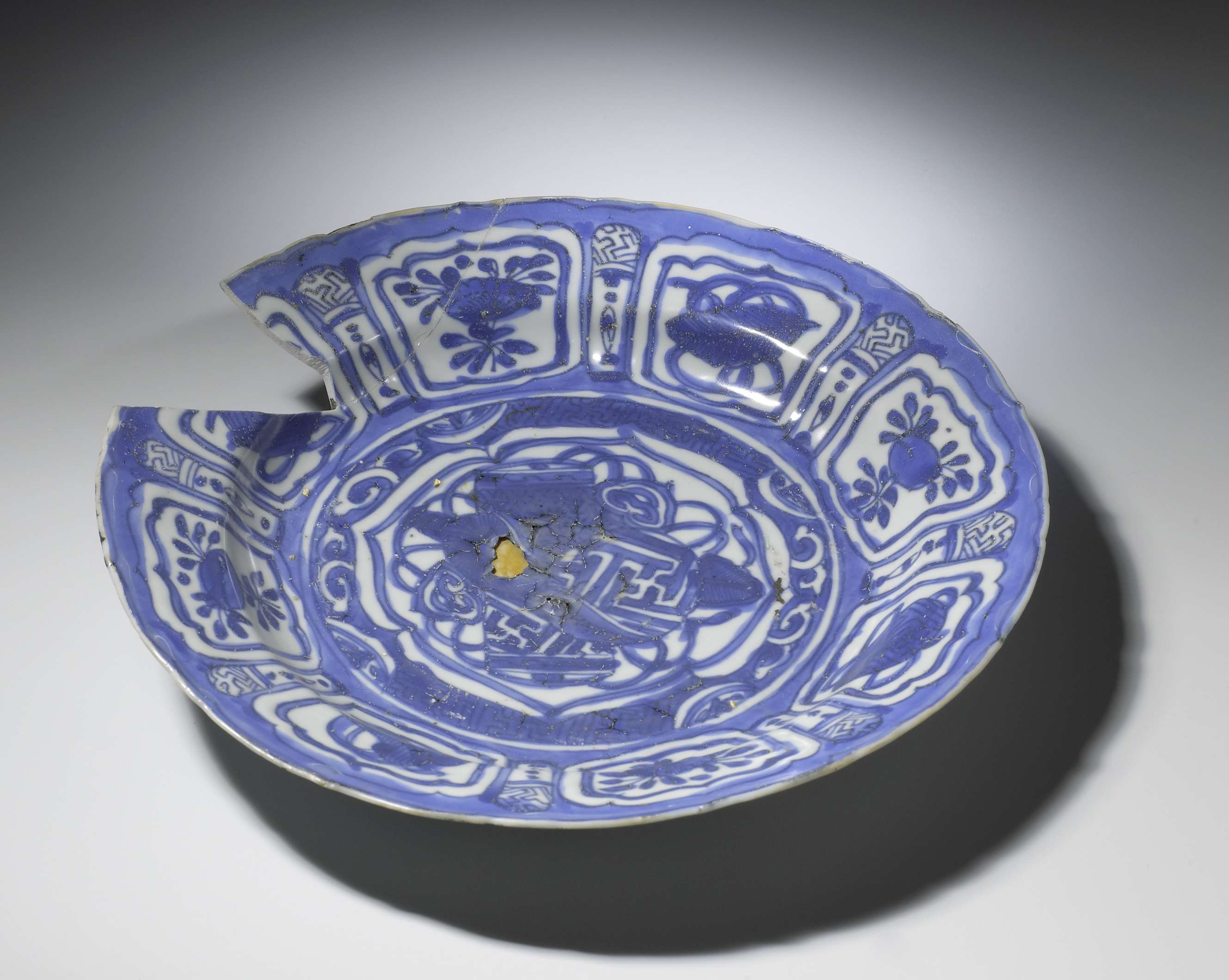 Porcelain depicting the Witte Leeuw ship by Unknown Artist