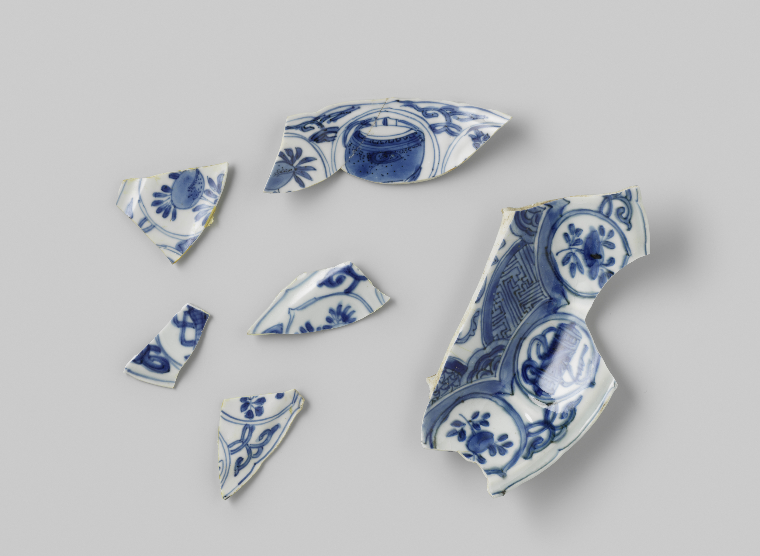 Fragments of plates from the V.O.C. ship Witte Leeuw, made of bone, Unknown Artist