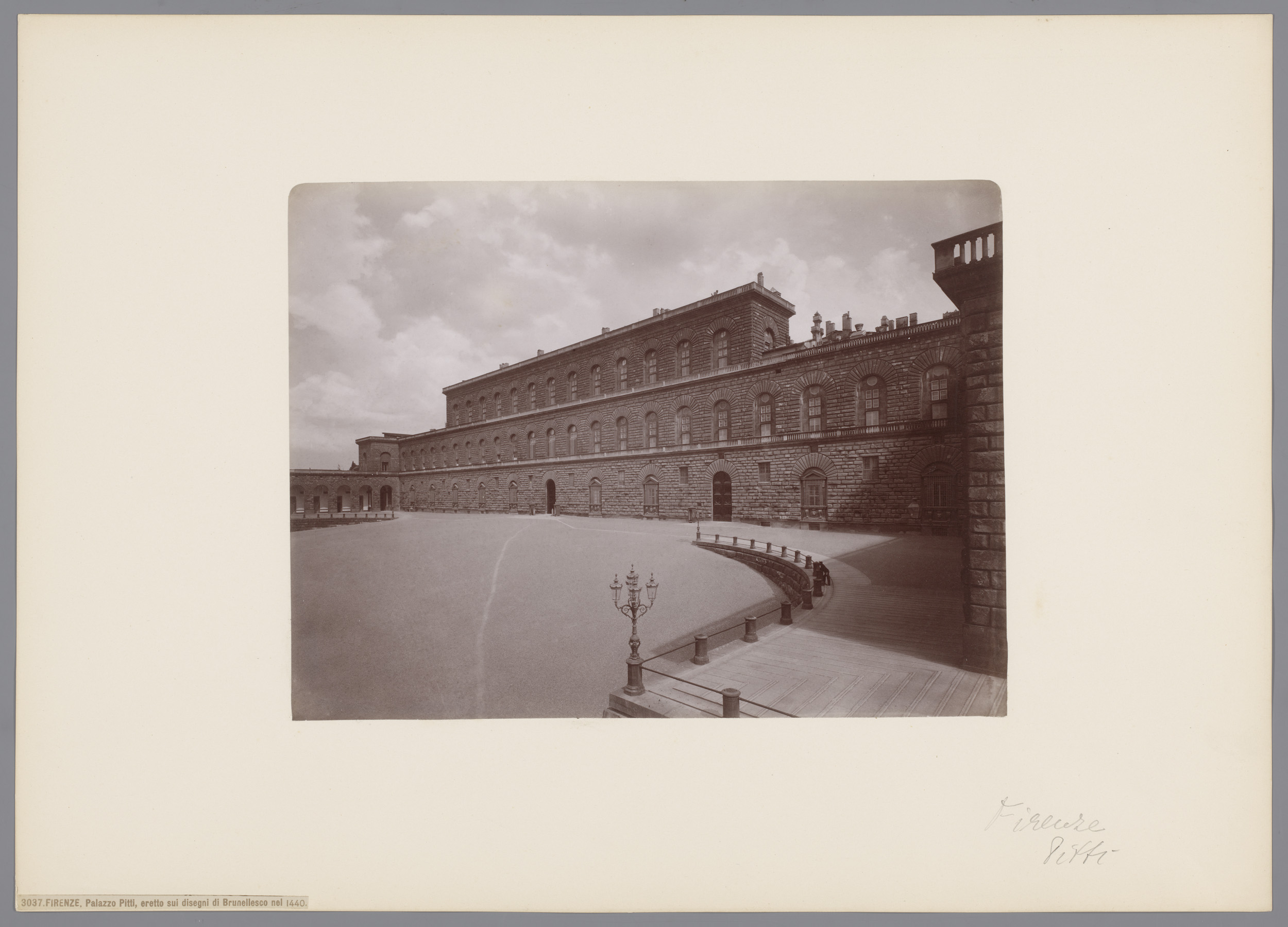 Palazzo Pitti te Florence, Italië, by Giacomo Brogi, public domain