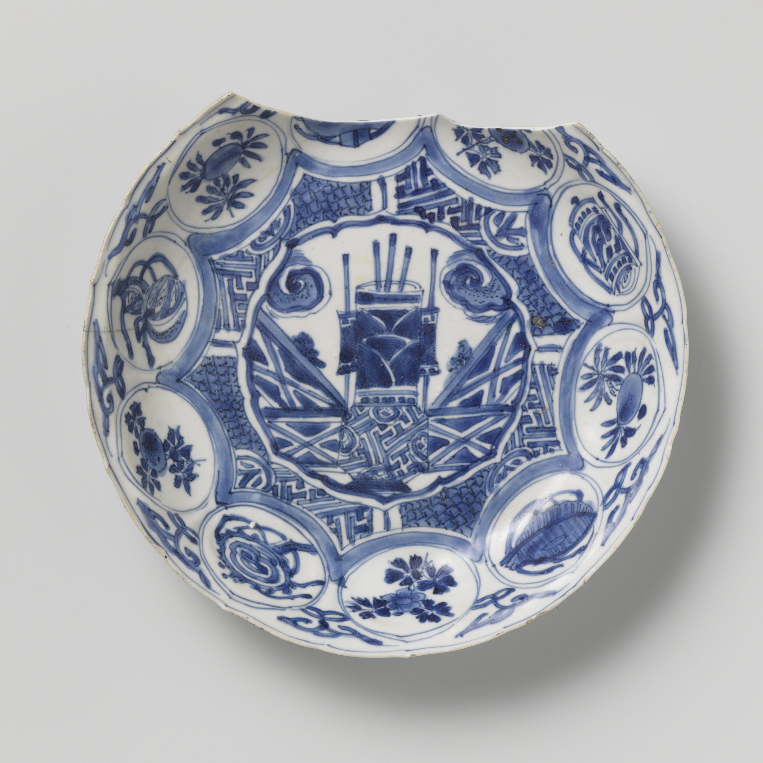 Bord uit V.O.C.-schip de 'Witte Leeuw', bone medium, Unknown Artist