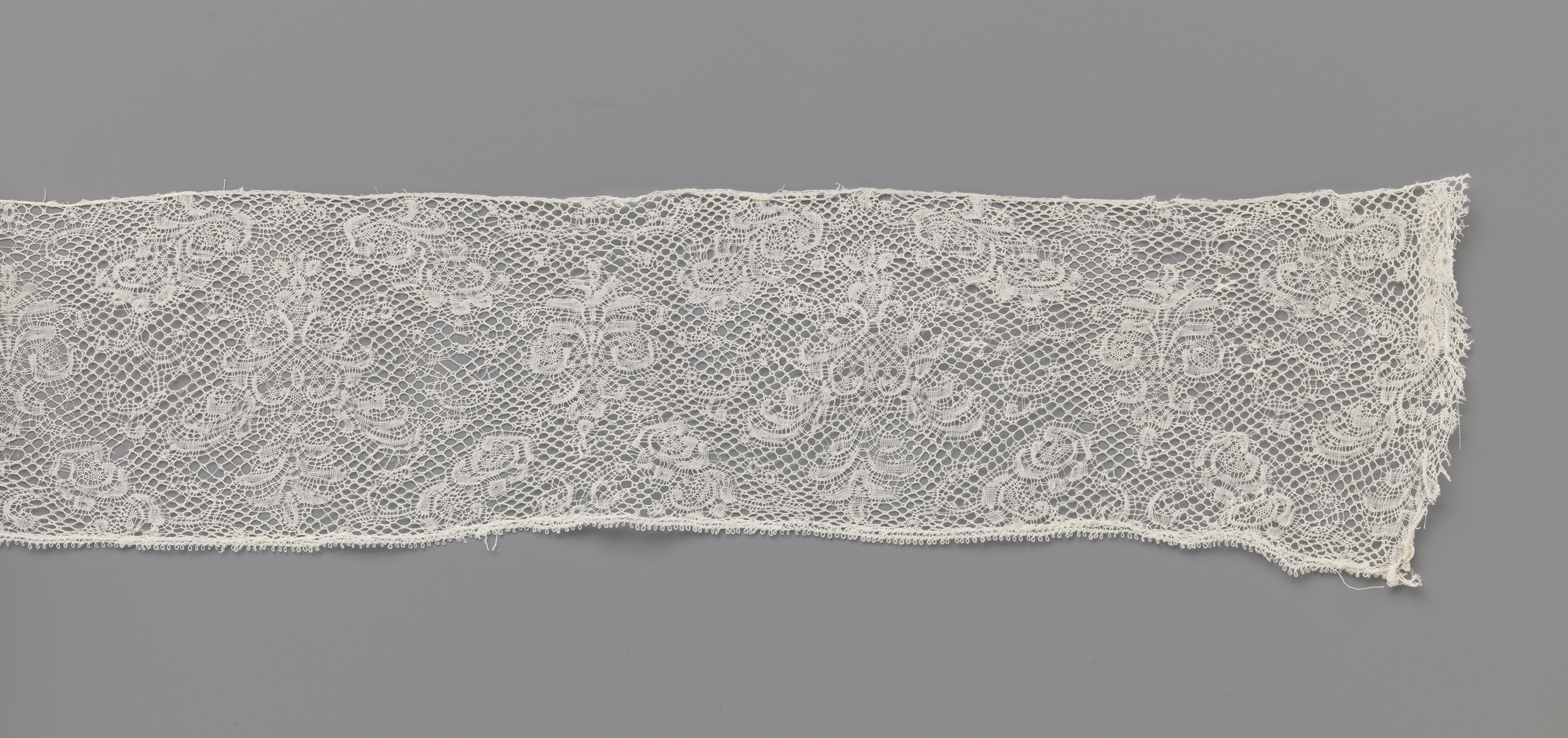 Lace textile featuring kandelabermotieven by Unknown Artist