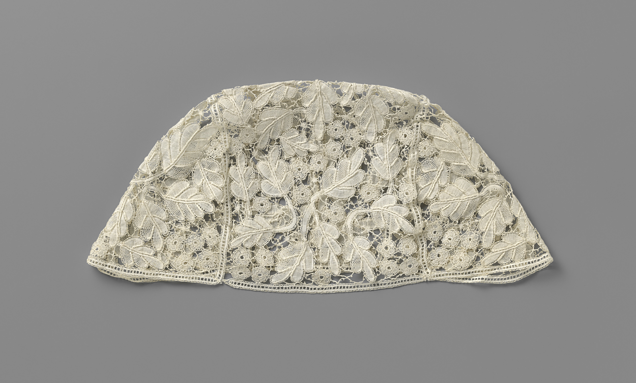 Lace work by Martha Berkers featuring eikeblaadjes, 1914
