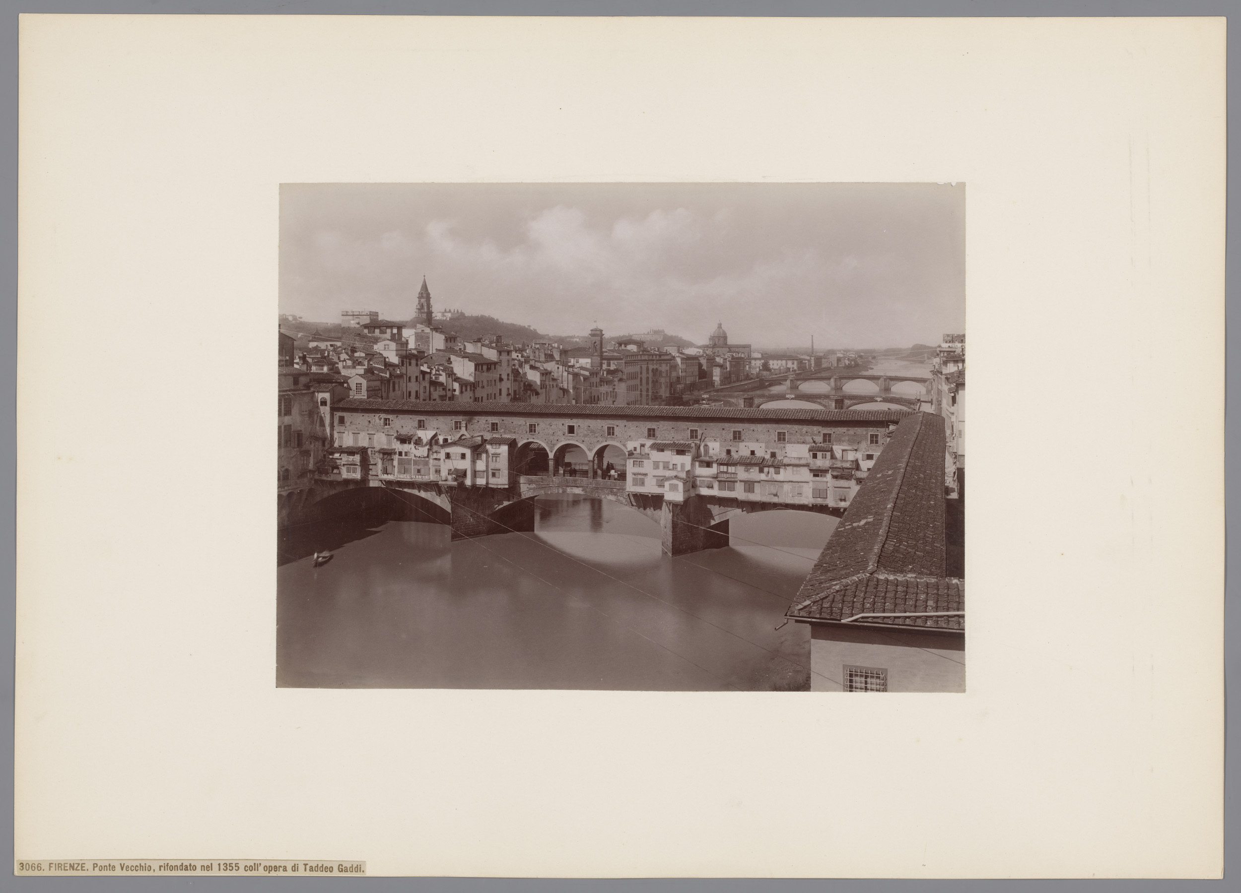 Ponte Vecchio over de Arno te Florence, Italië, by Giacomo Brogi, public domain
