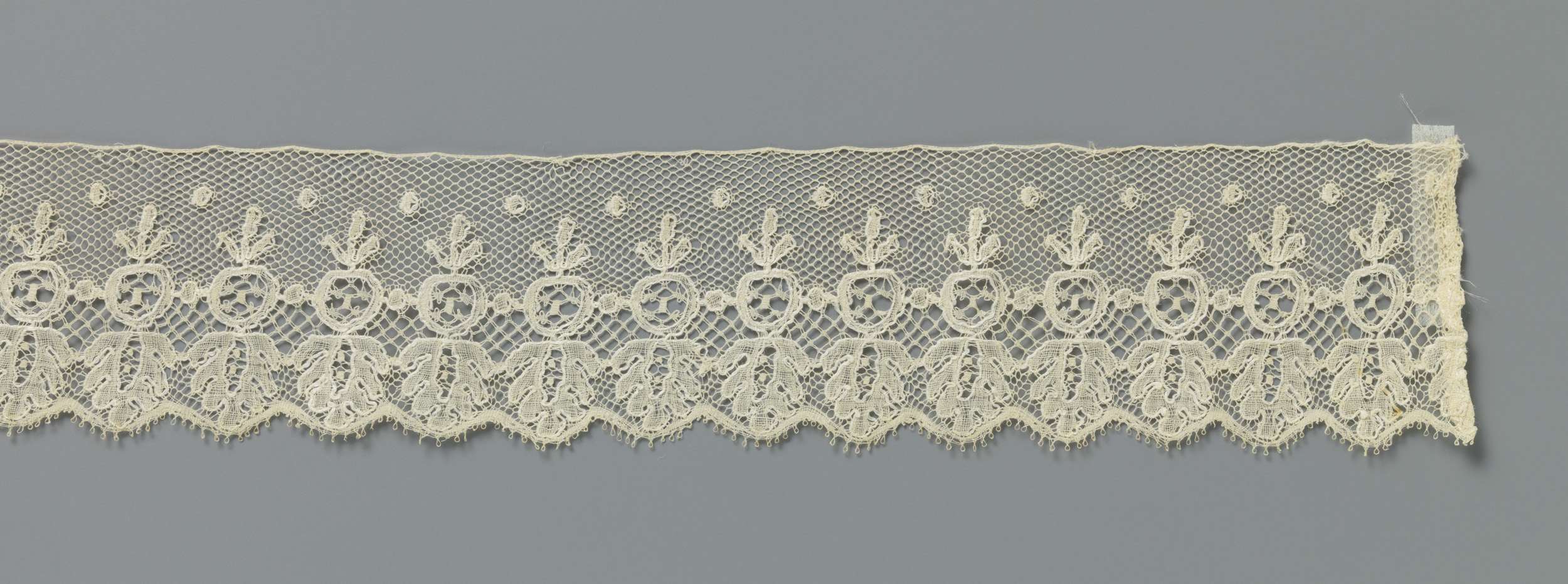 Strook kloskant met hangende granaatappel, by Unknown Artist, public domain