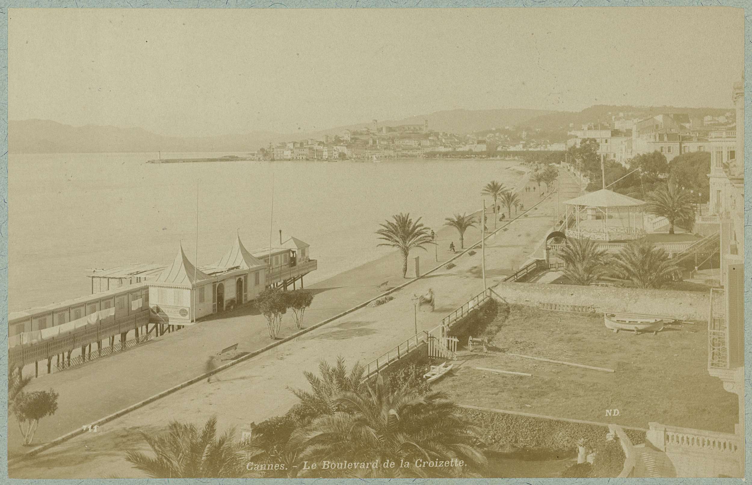 Genre scene of Boulevard de la Croisette te Cannes, albumen print by Neurdein Frères