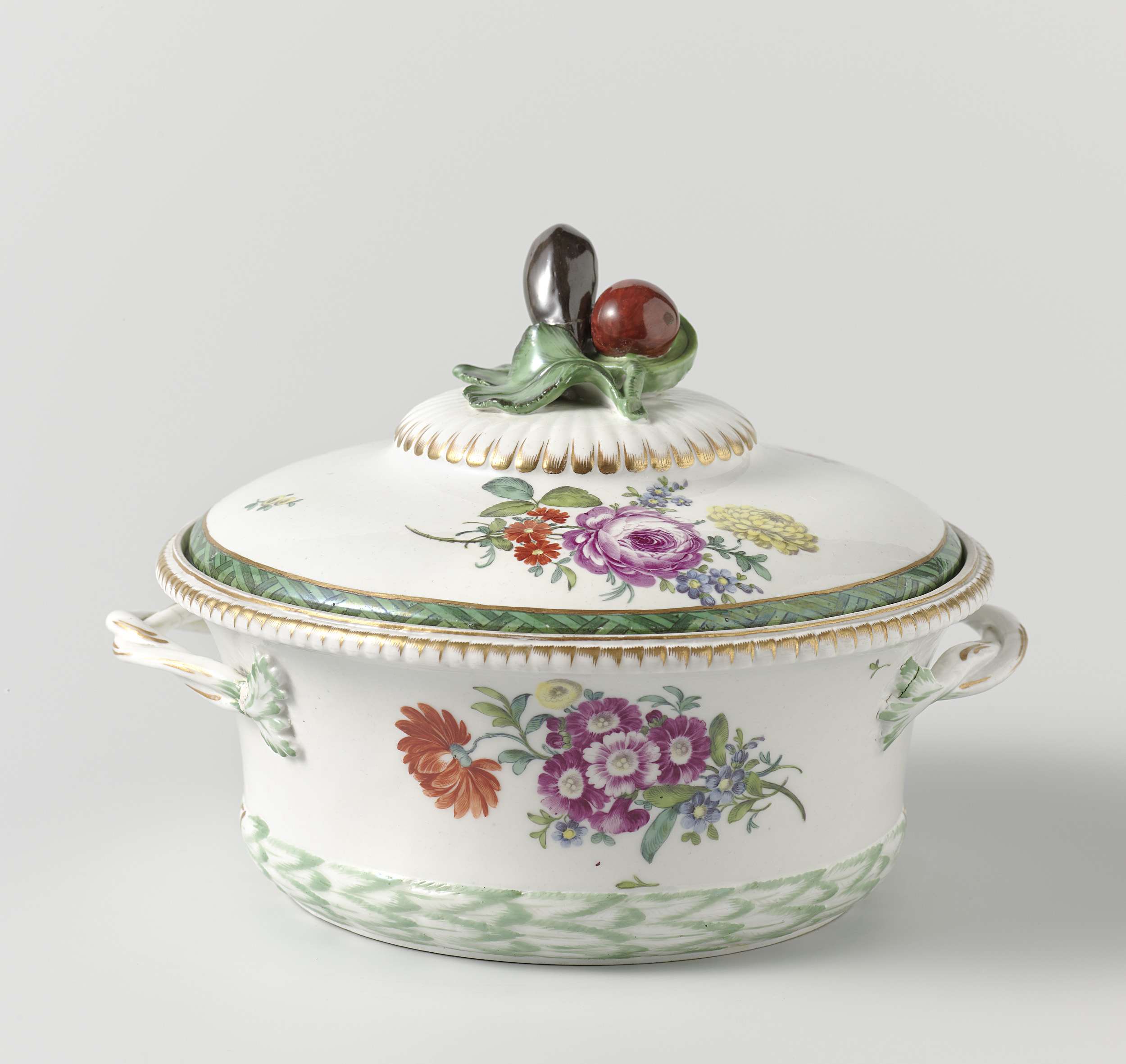 Porcelain tureen by Manufacture Oud-Loosdrecht with intricate floral designs.