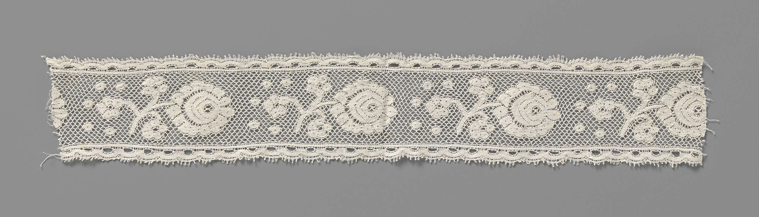 Lace artwork titled Tussenzetsel van kloskant met roosjes by Unknown Artist depicting floral motifs.