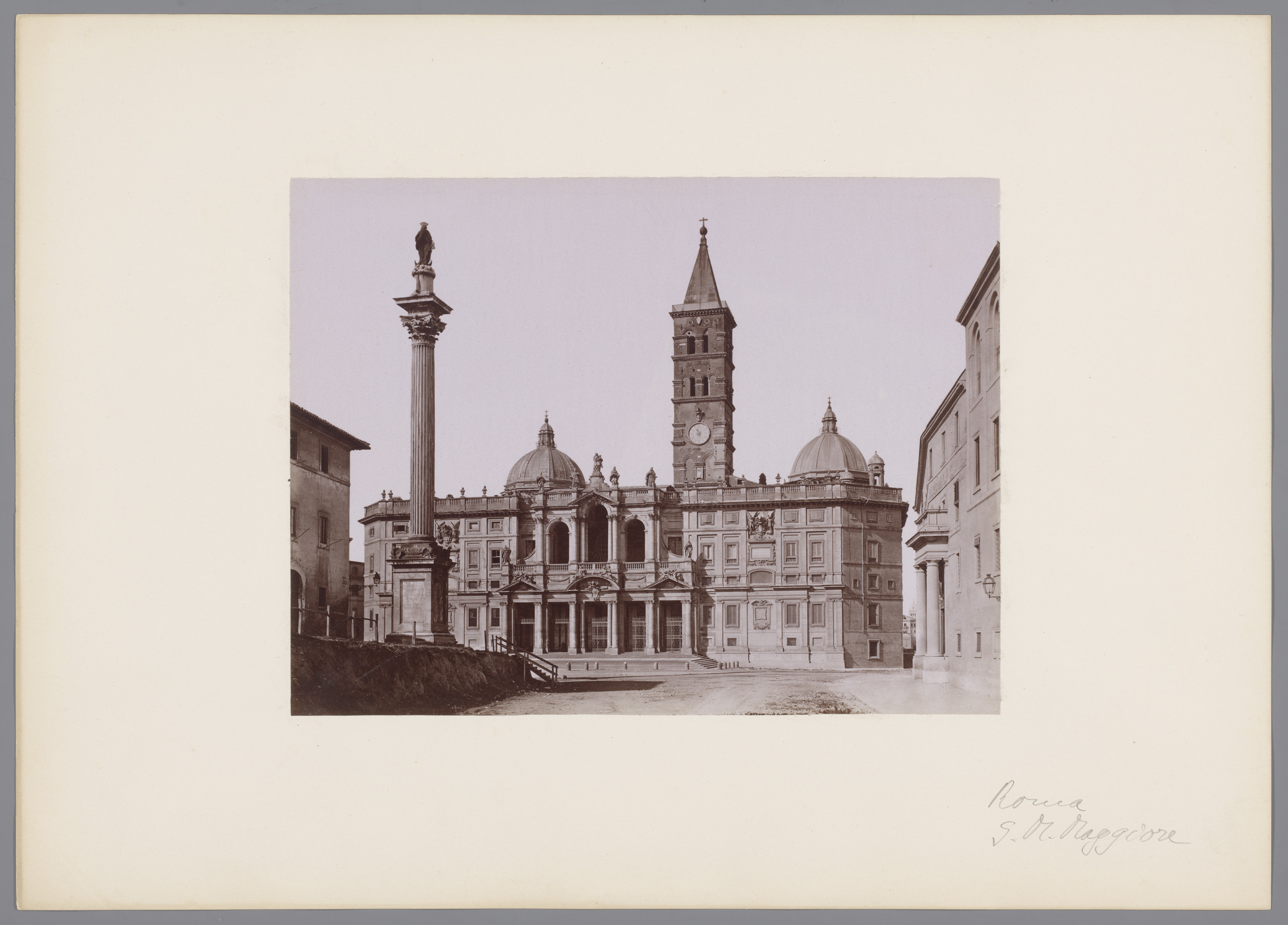 Gezicht op de basiliek van Santa Maria Maggiore te Rome, Italië, by Giacomo Brogi, public domain