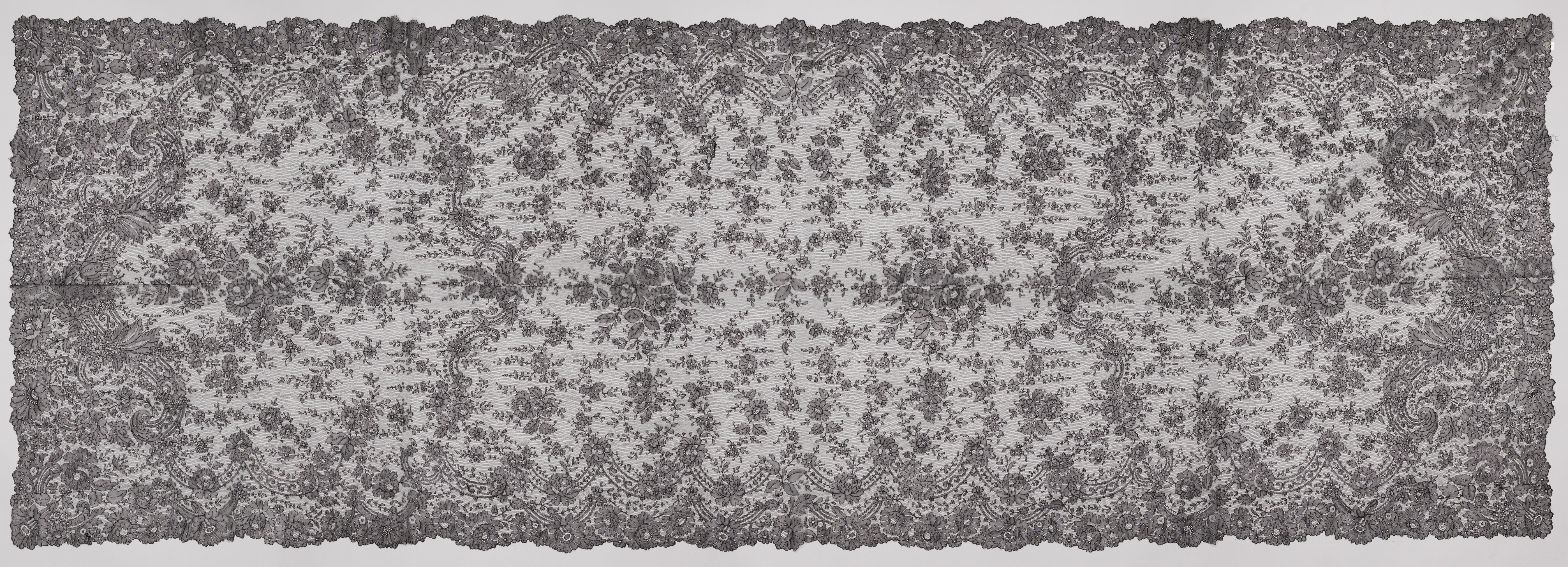 Lace scarf with corner lily motifs by Unknown Artist