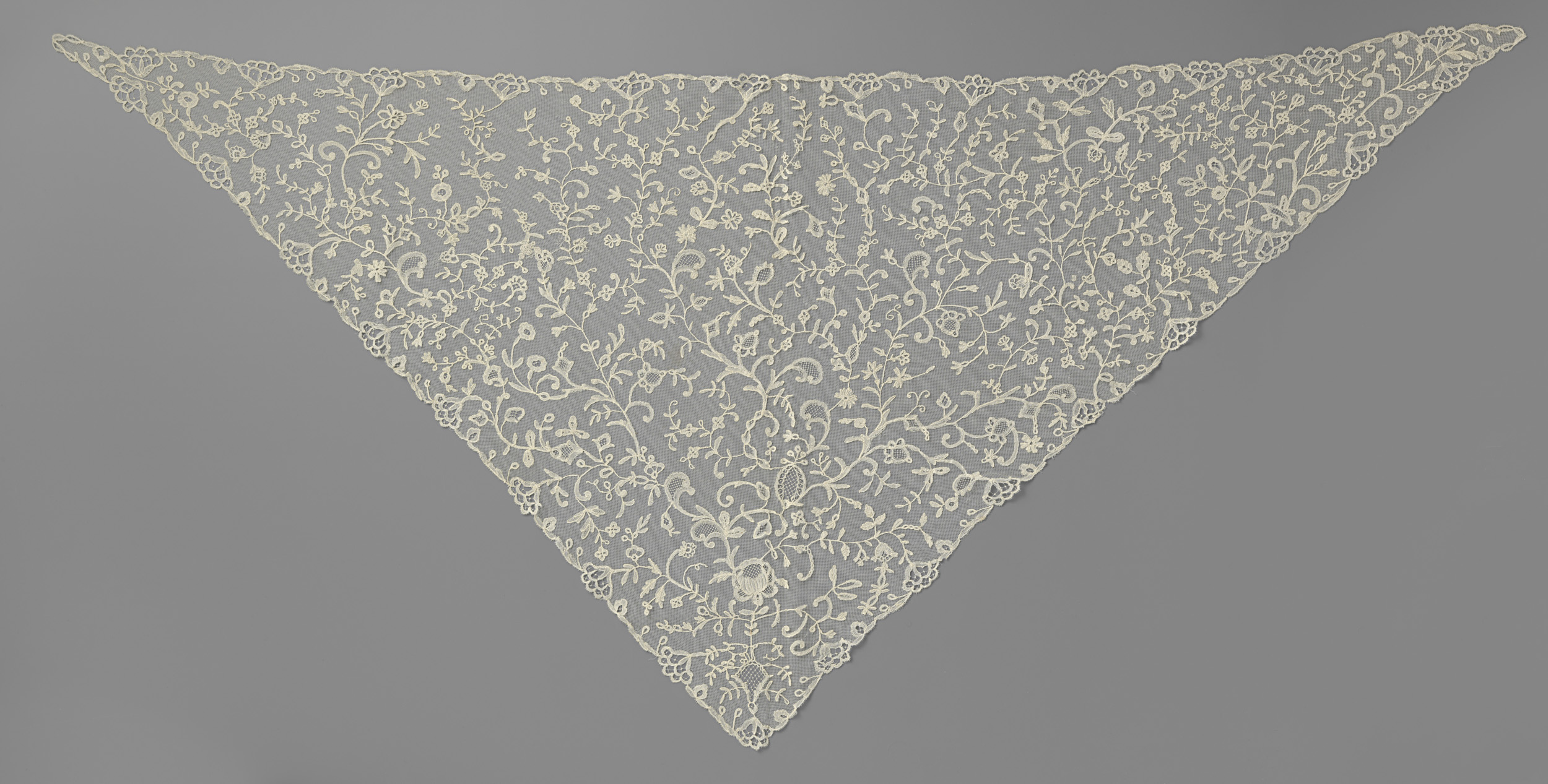 Lace scarf with floral motifs by Unknown Artist