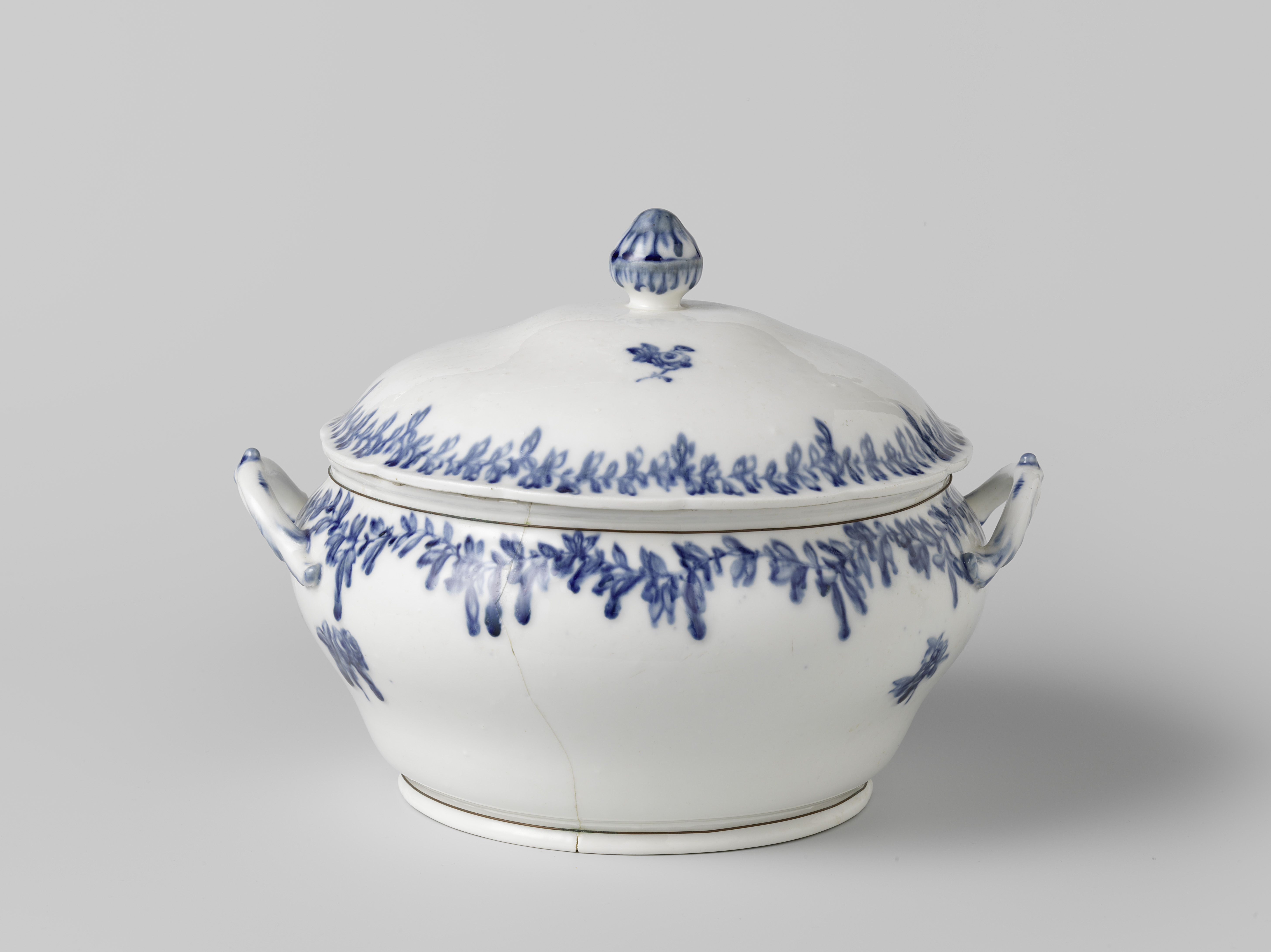 Porcelain terrine with floral decoration by Manufacture Oud-Loosdrecht