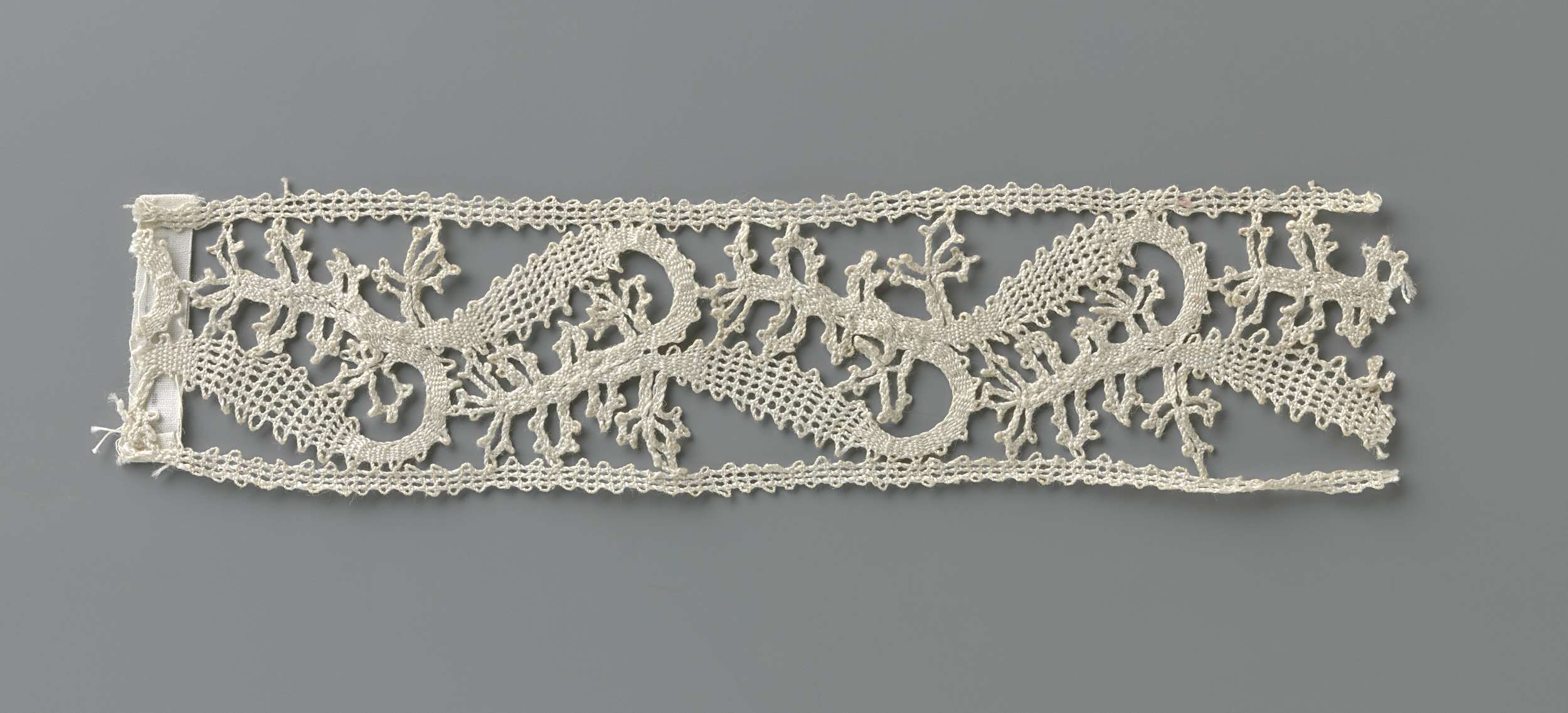 Lace work featuring U-shaped motifs by Unknown Artist