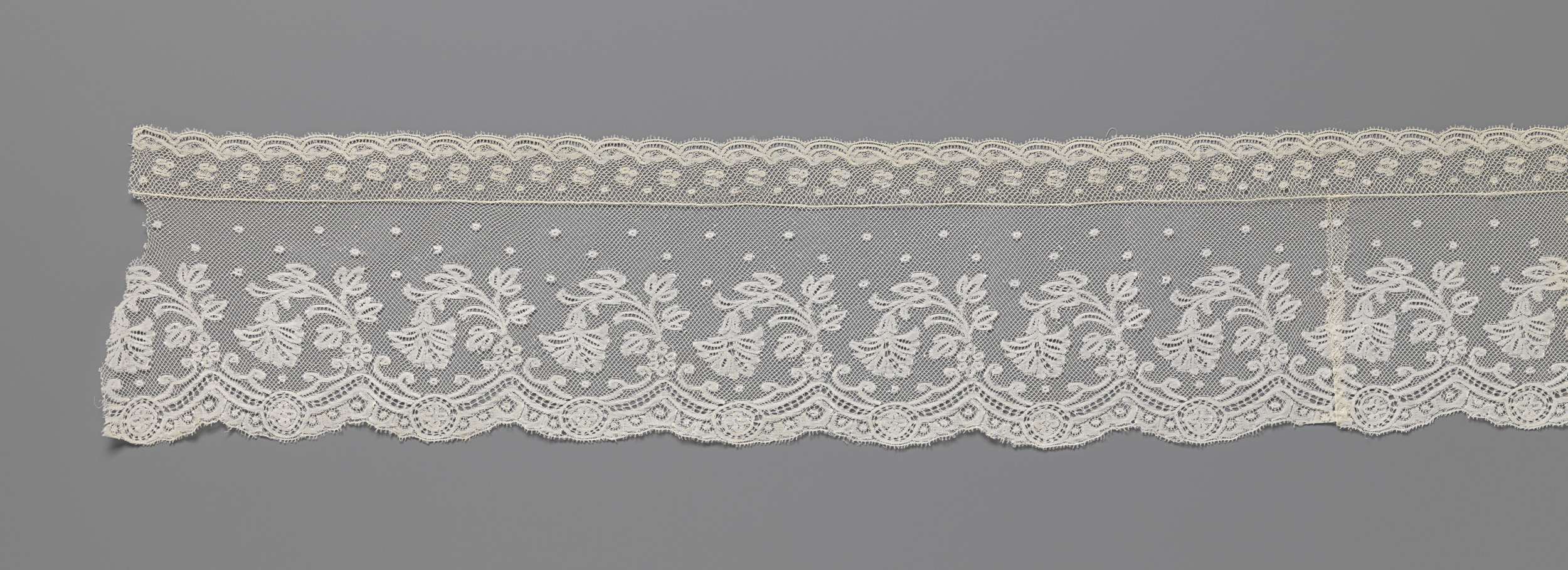 Delicate lacework titled Strook kloskant met viervoudige moesjes by Unknown Artist