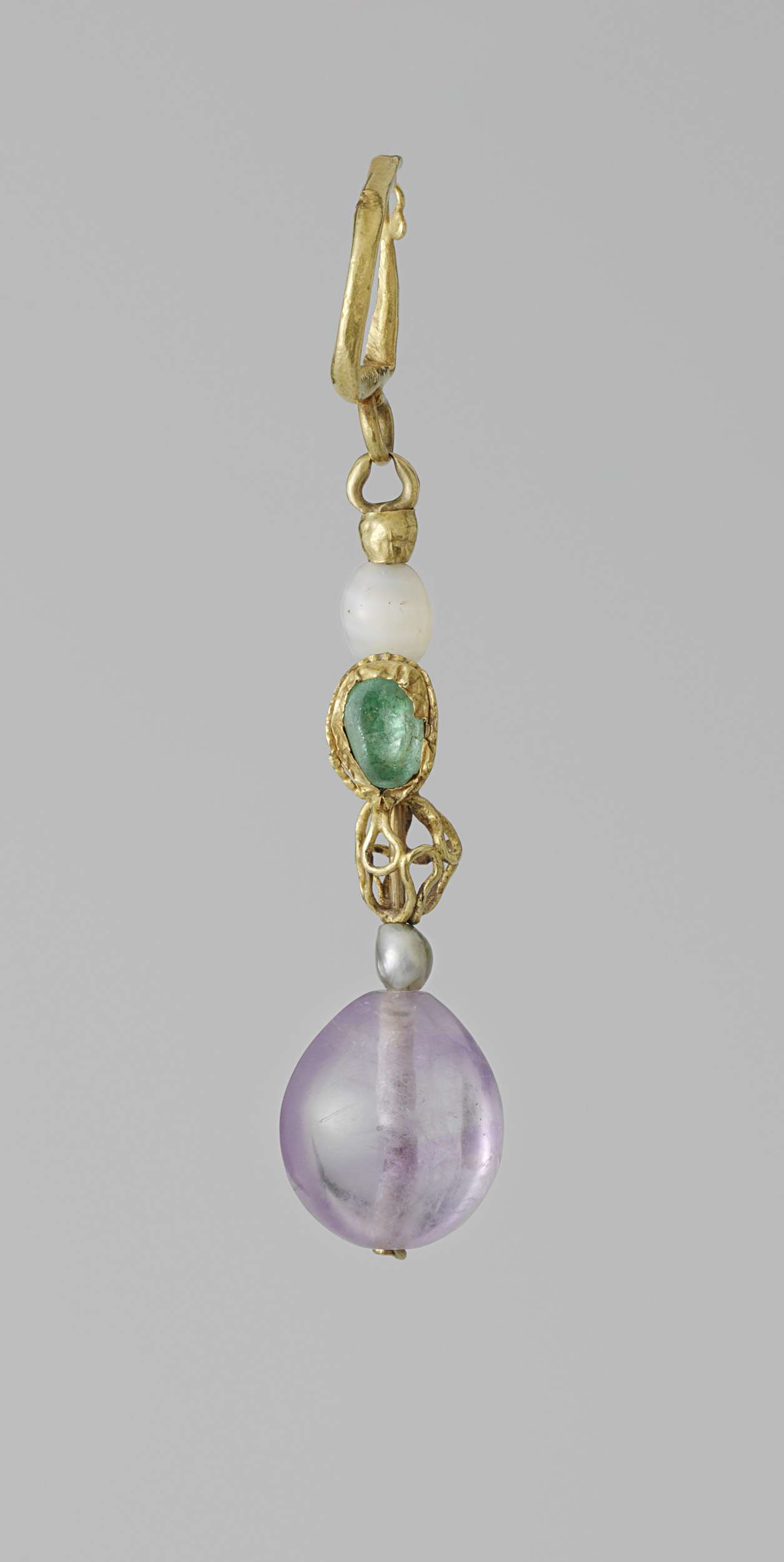 Gold earring from c. 500-700, unknown artist, metal medium