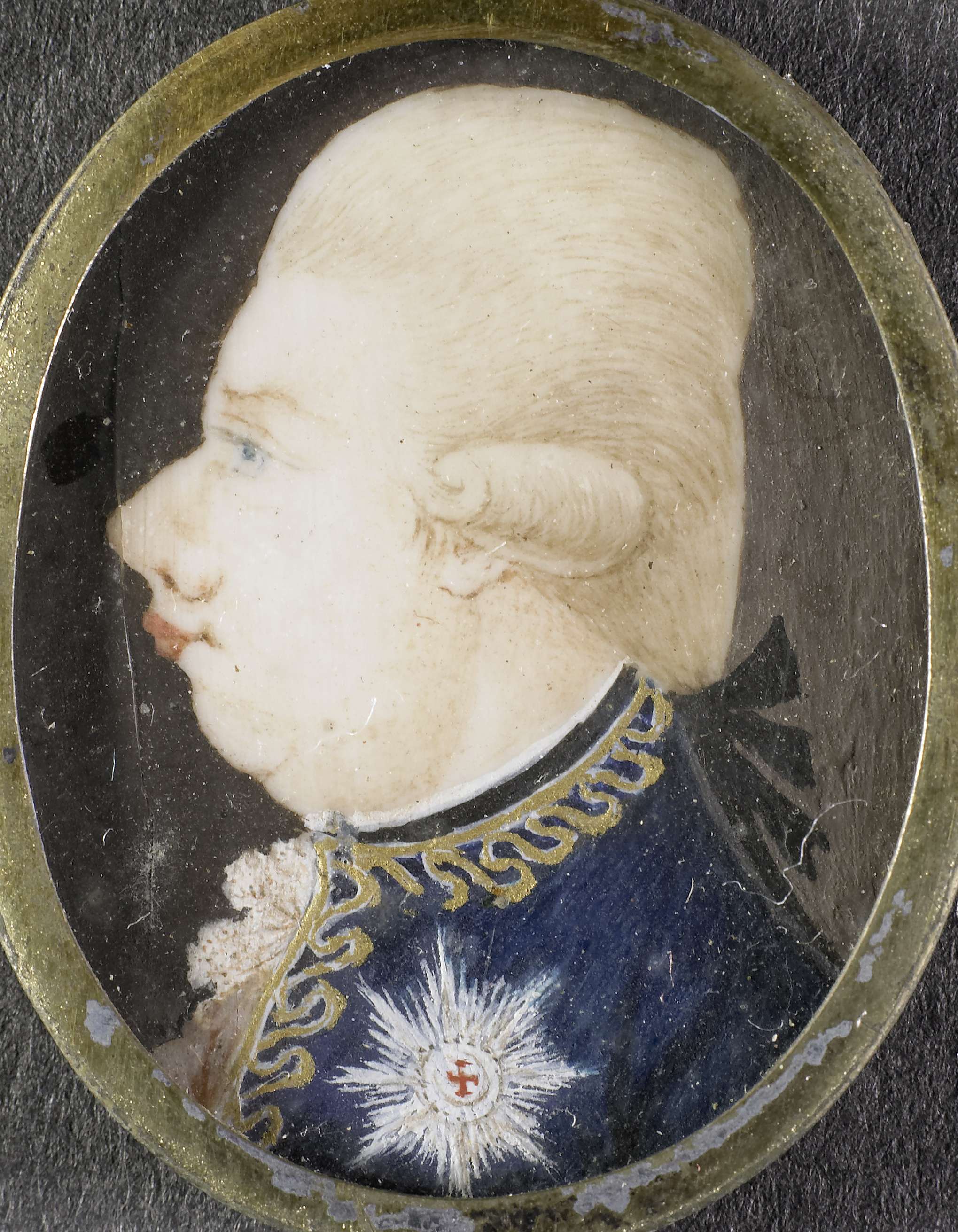 Portrait of Willem V, prince of Oranje-Nassau, carved in ivory by an unknown artist