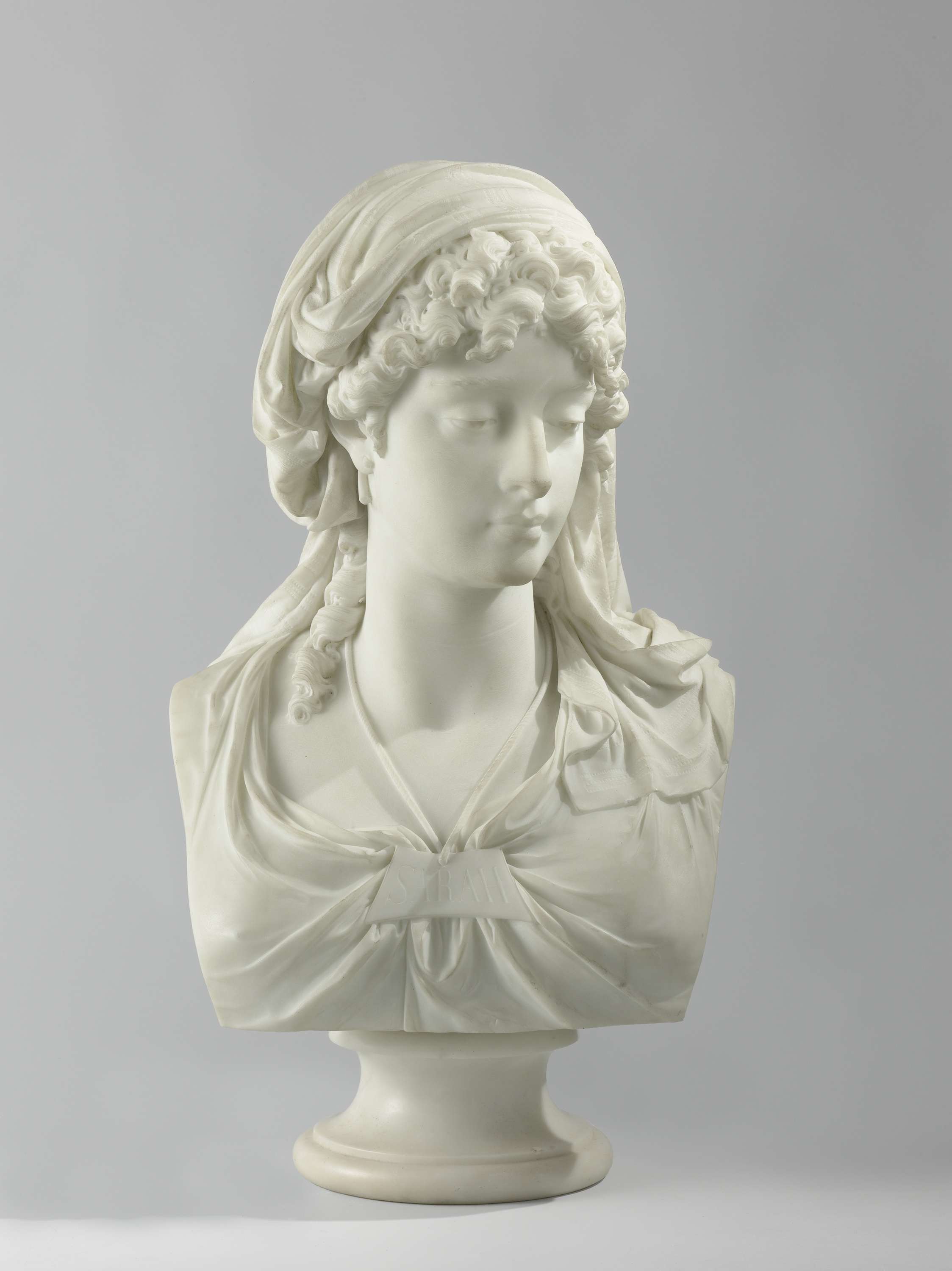 Marble sculpture of a young woman by Frans Stracké