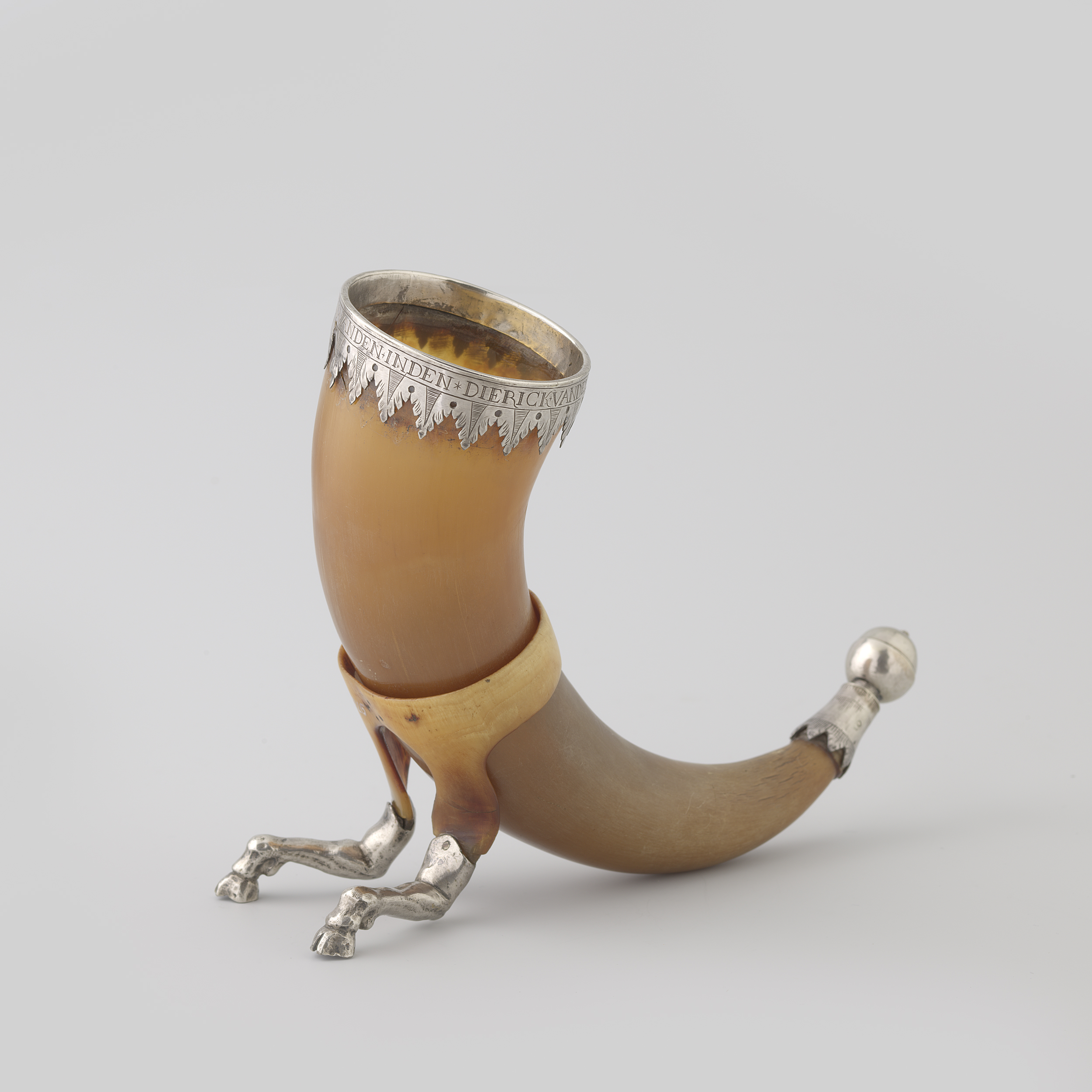 Drinkhoorn van runderhoorn in zilveren montuur, metalwork by Unknown Artist