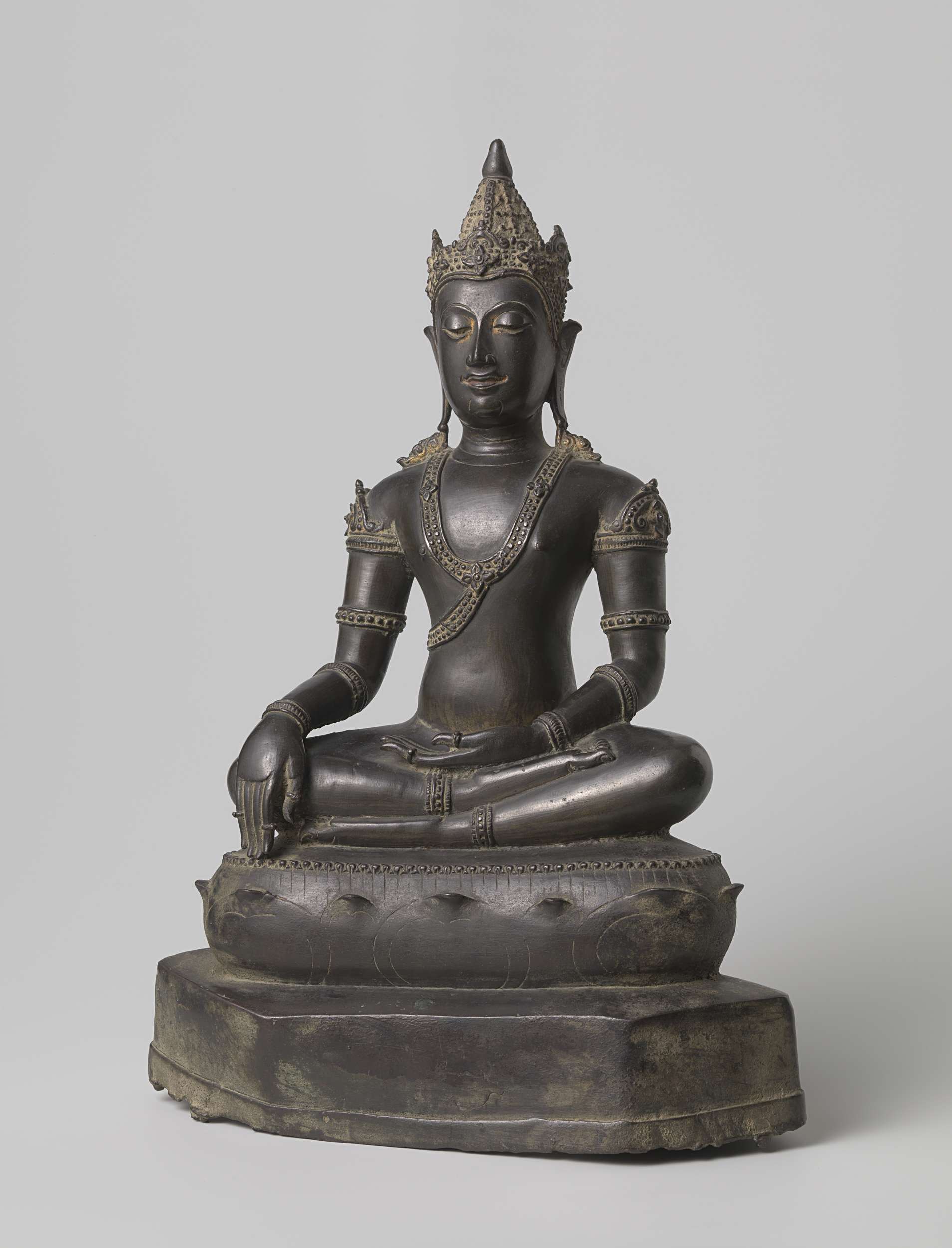 Crowned Buddha sculpture in bronze by Unknown Artist