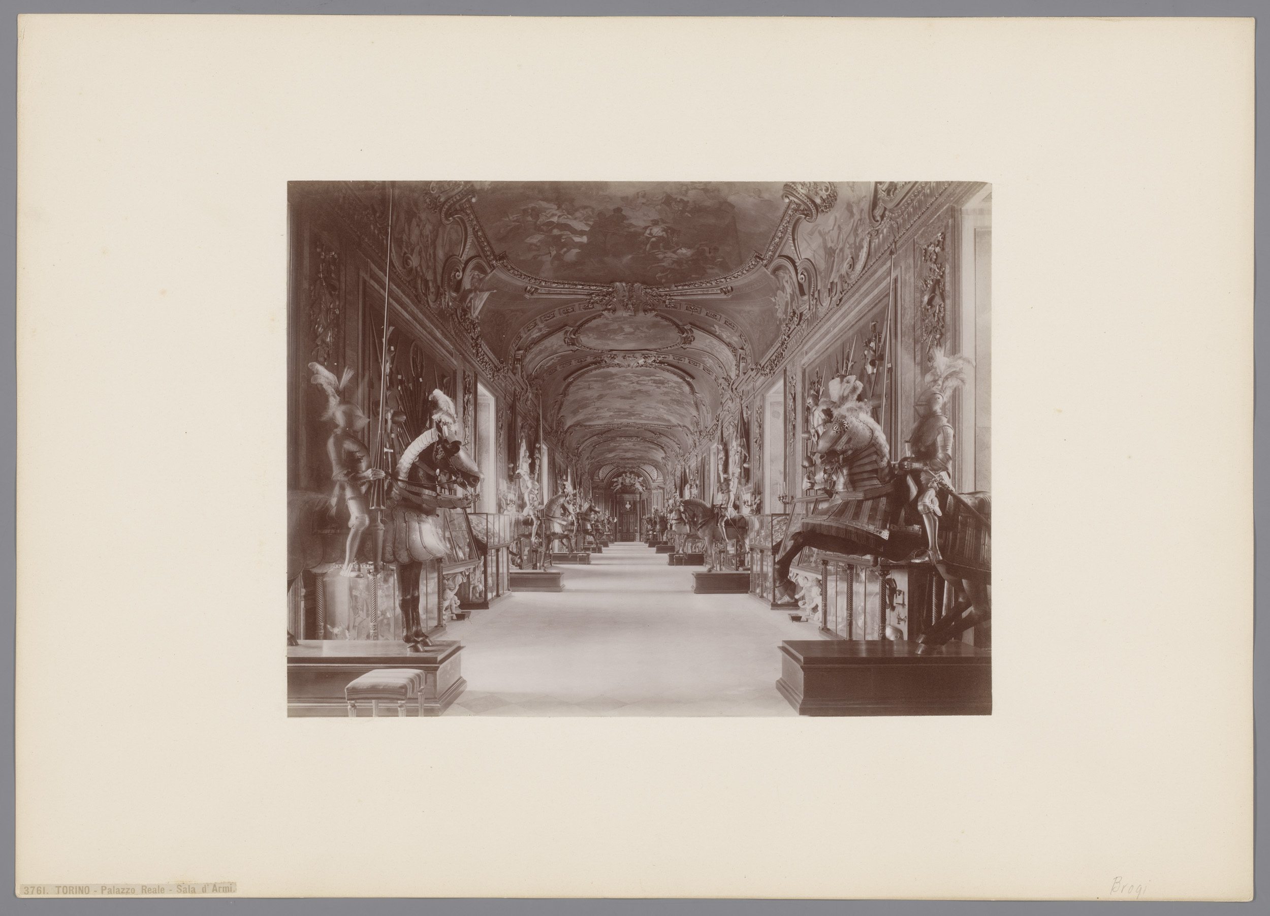 Wapenzaal in het Palazzo Reale te Turijn, Italië, by Giacomo Brogi, public domain