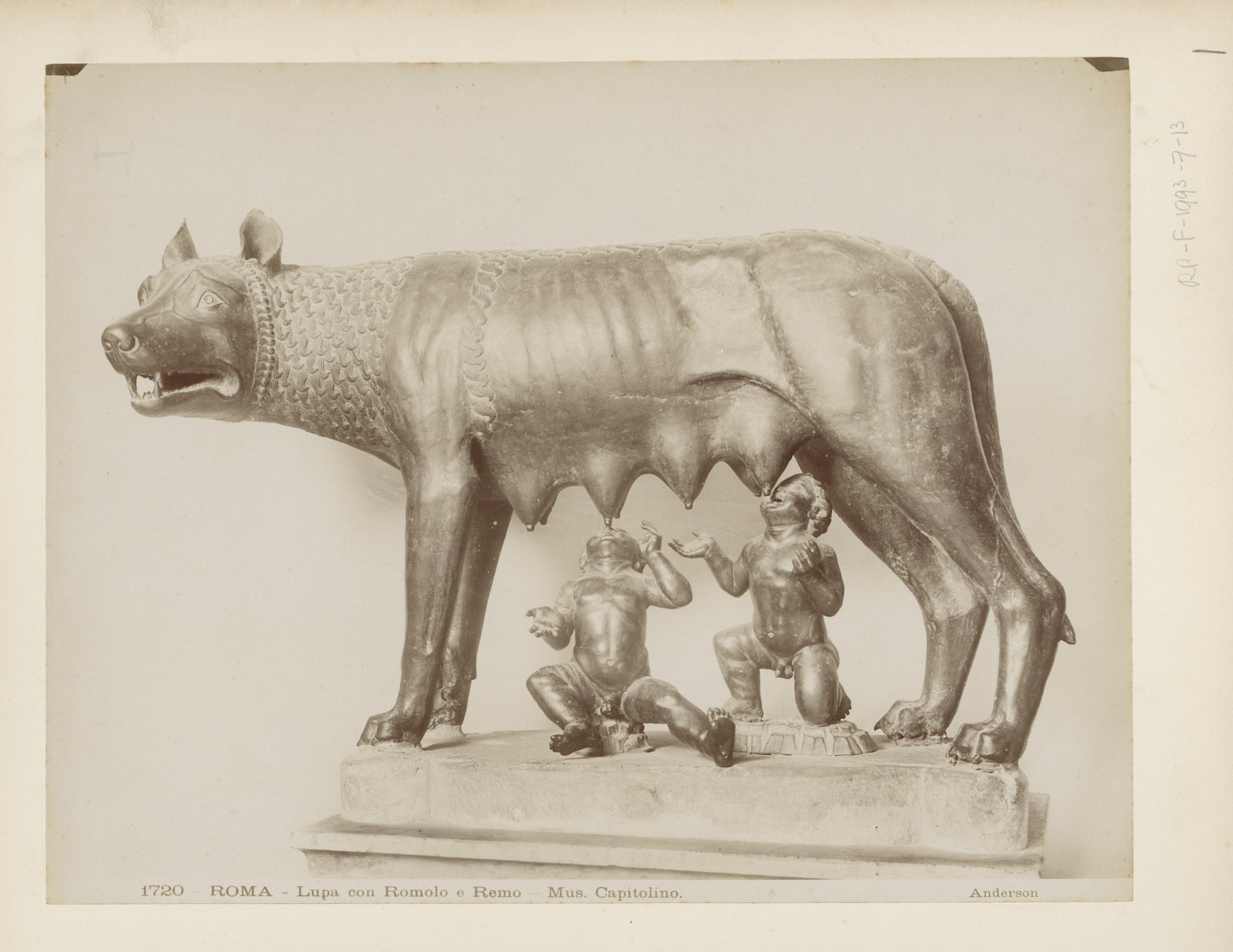Sculptuur van Romulus en Remus en de wolf, in de Capitolijnse Musea te Rome, by James Anderson, public domain