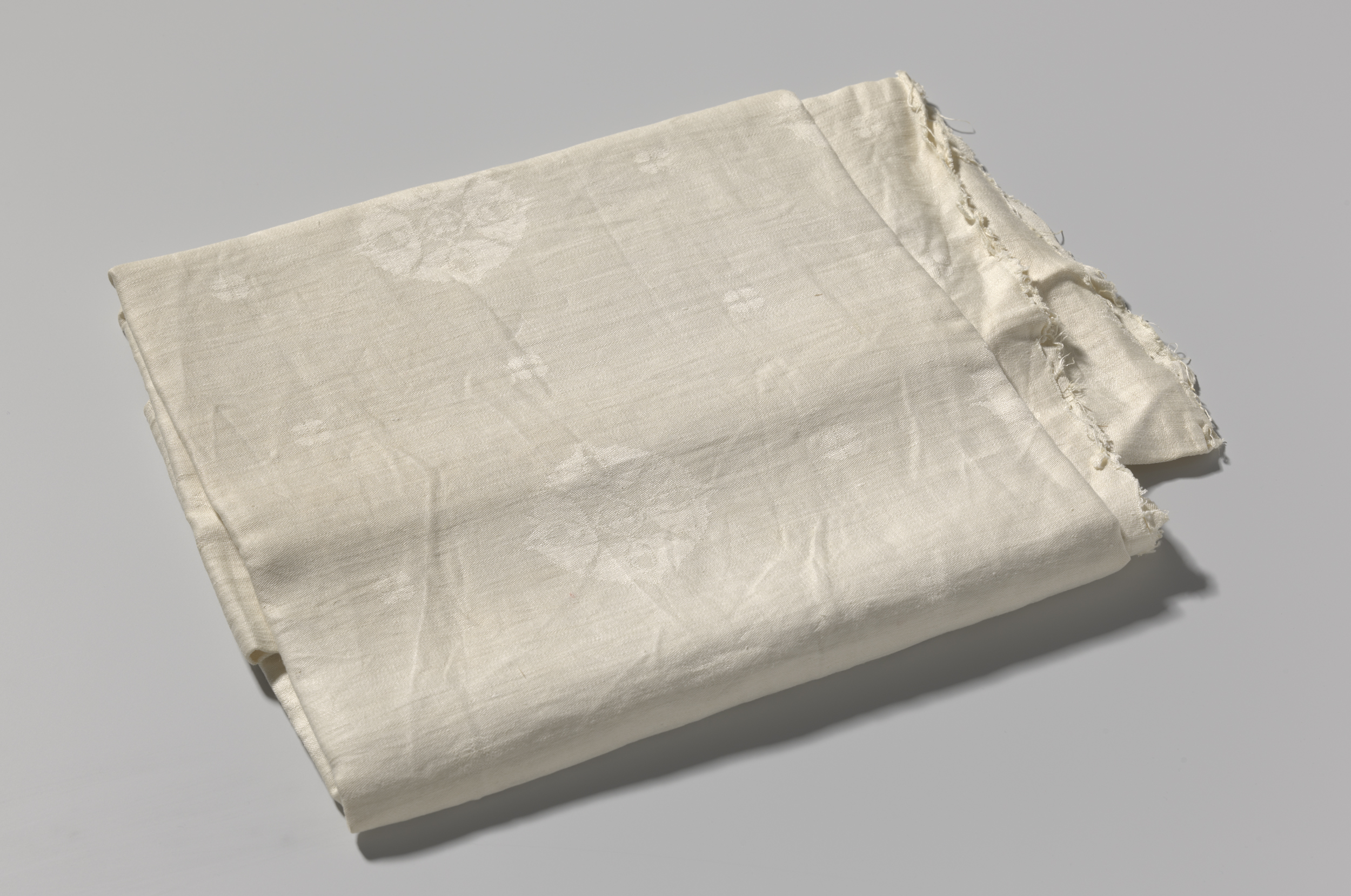 Fragment van een linnen damasten tafellaken met een dessin van hazelaars, by Chris Lebeau, public domain