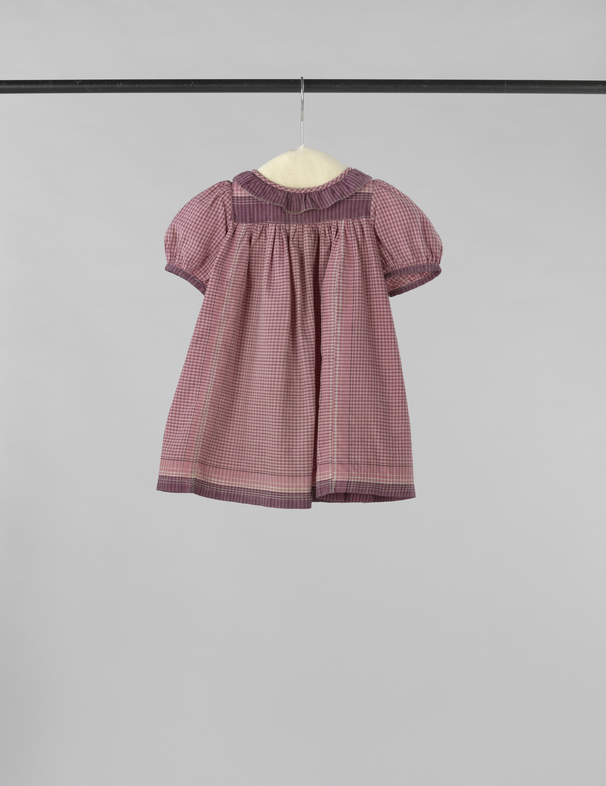 Textile dress by Harmina Catharina Baruch-Ponstijn, 1946, featuring pink and purple patterns.